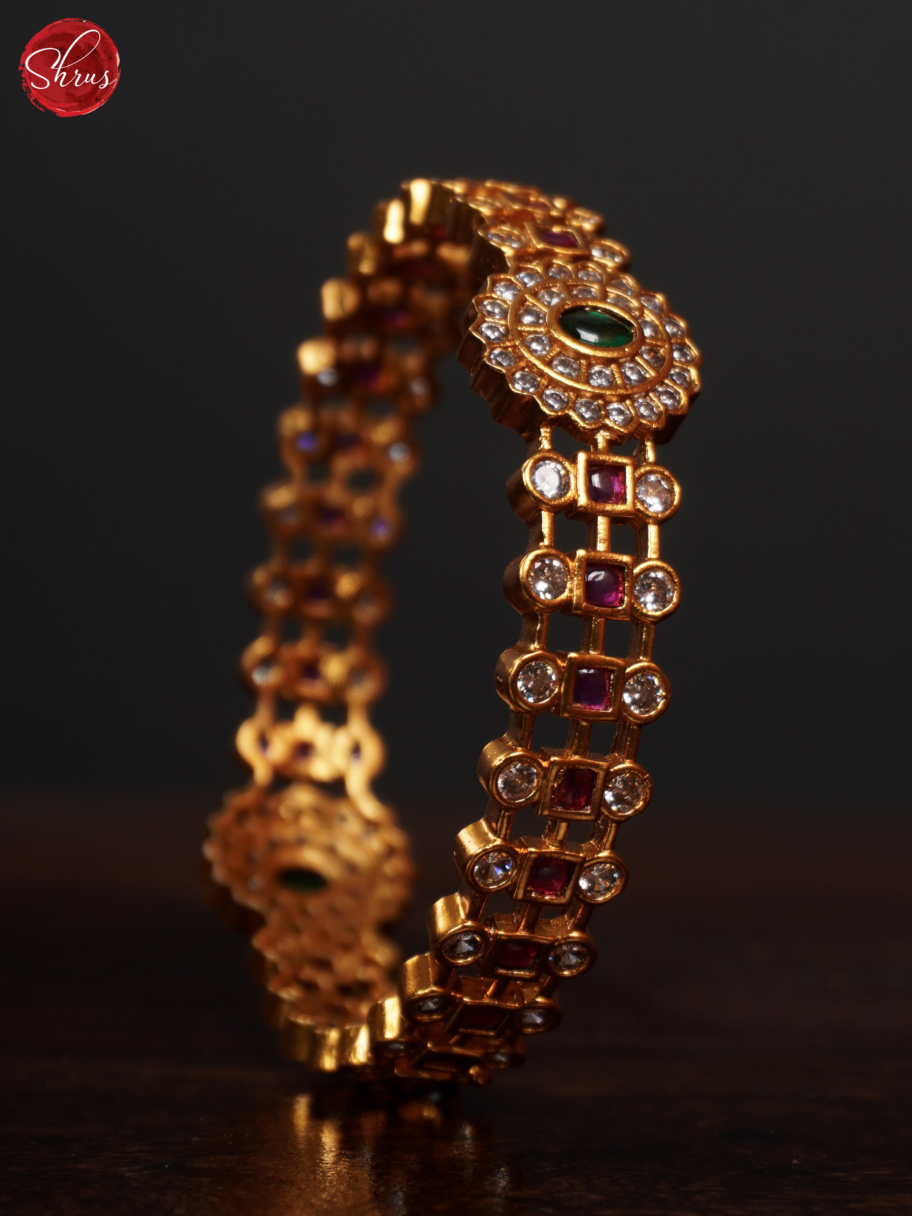 3G21022 - White Stones with Green Emerald - 2.8 - Shop on ShrusEternity.com