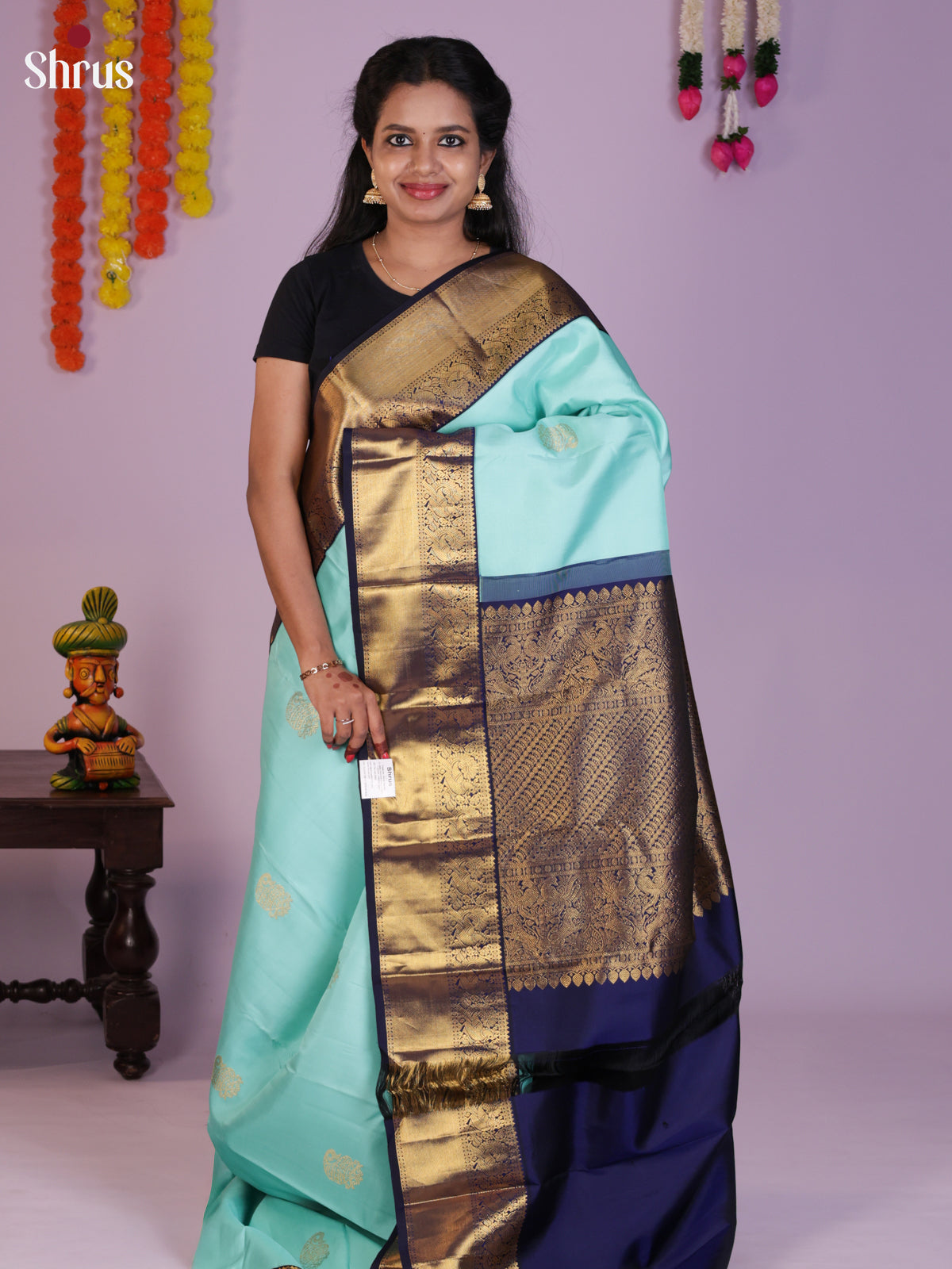 Buy Pretty Aqua Blue Kanchipuram Silk Saree With Golden Motifs, Navy Blue Border & Brocade Pallu
