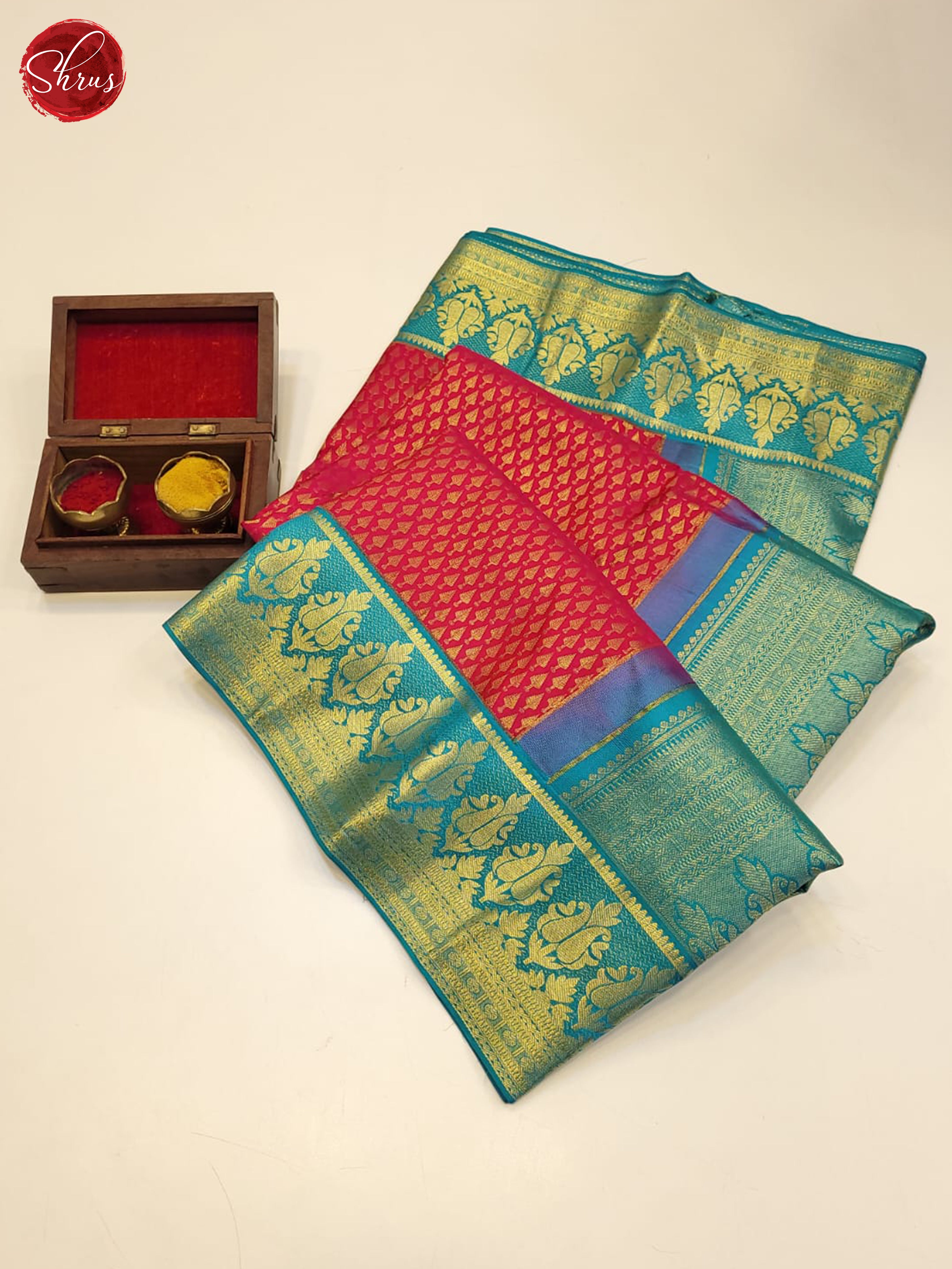 Red and Green Korvai Kanchipuram silk Saree Adorned With Closely Woven Golden Floral Buttas-1