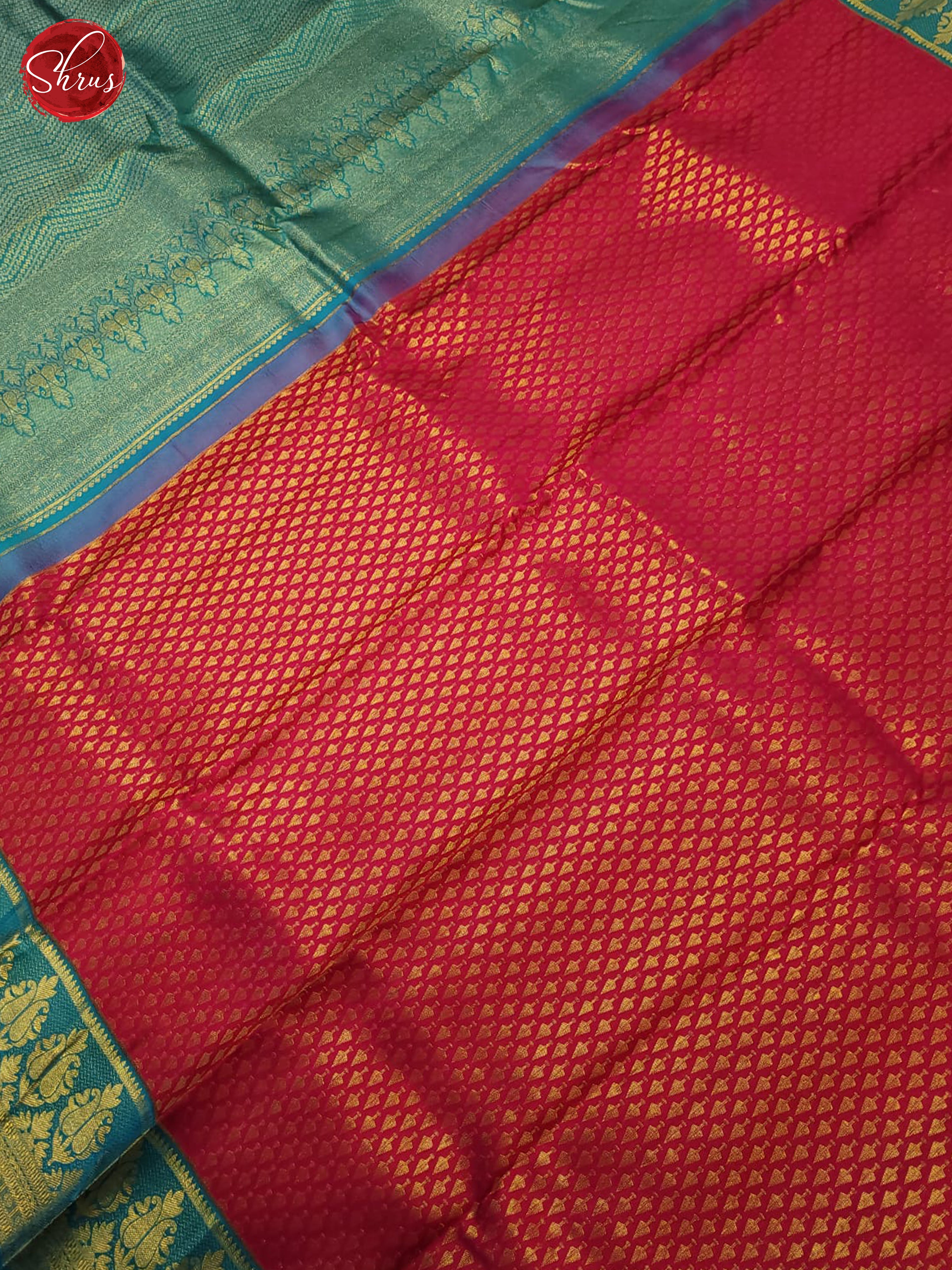 Red and Green Korvai Kanchipuram silk Saree Adorned With Closely Woven Golden Floral Buttas-3