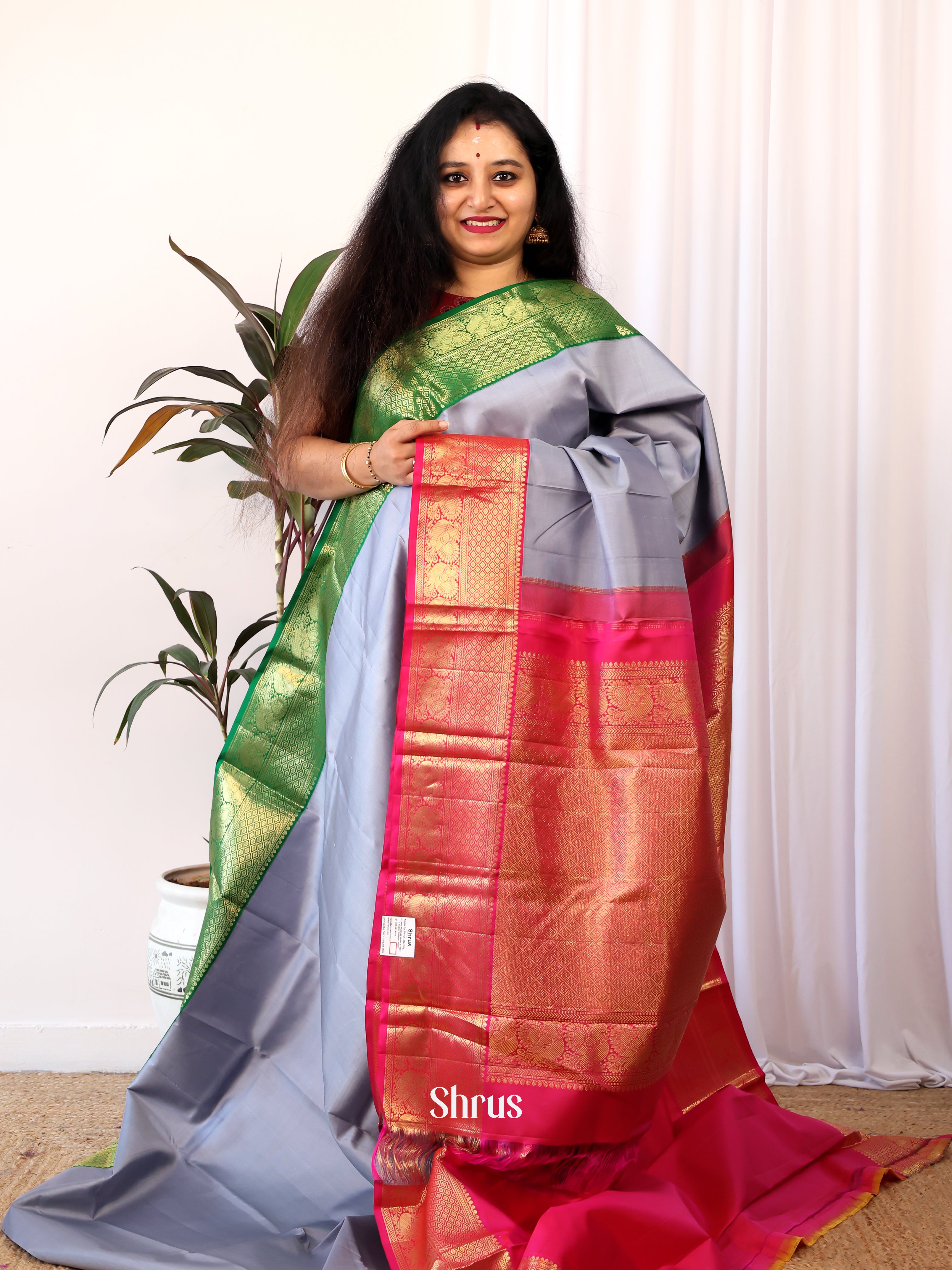 Grey and Pink Korvai Kanchipuram silk Adorned With Plain Body and Ganga Jamuna Border-1