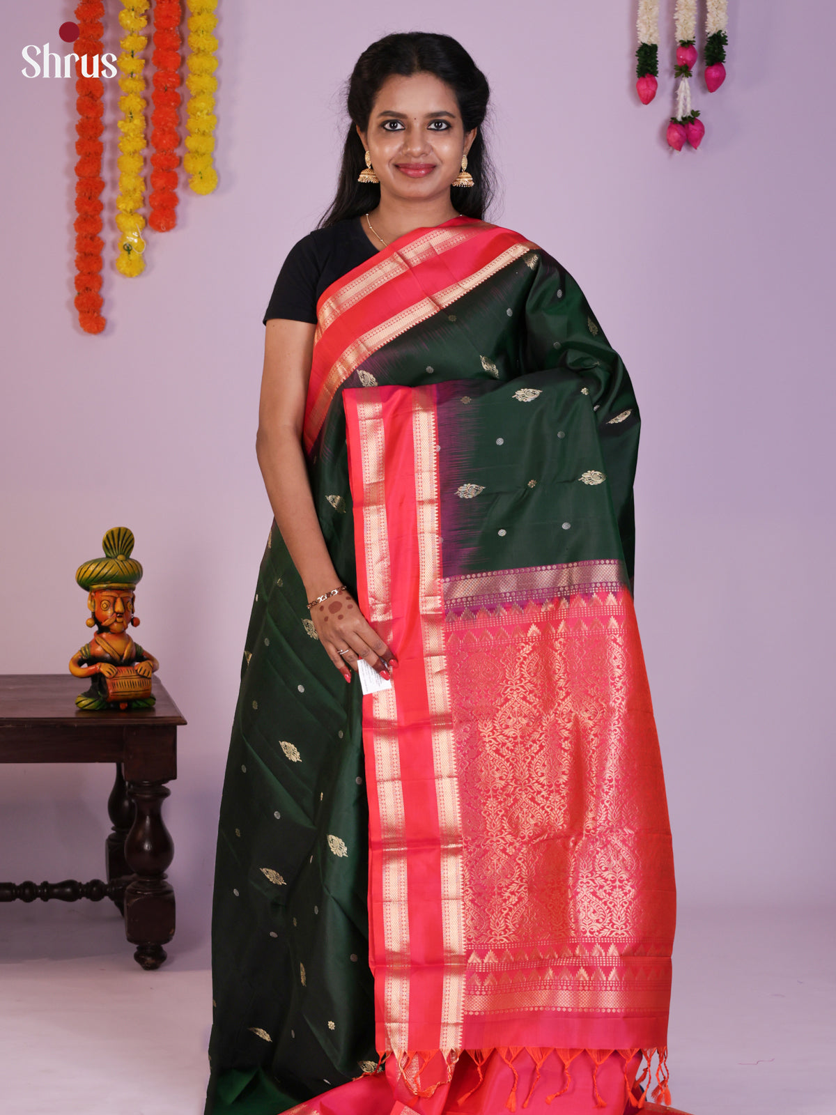 Buy Regal Bottle Green Kanchipuram Silk Saree With Paisley Buttas, Coral Red Rettaipet Border & Pallu