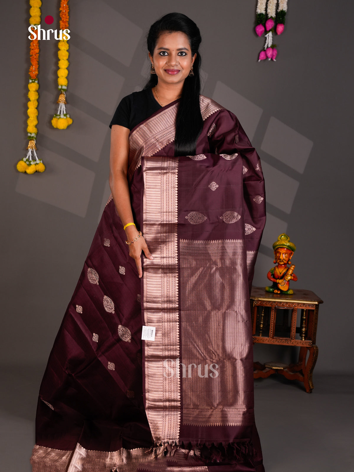 Buy Exquisite Brown Kanchipuram Silk Saree With Golden Floral Motifs, Zari Border & Brocade Pallu