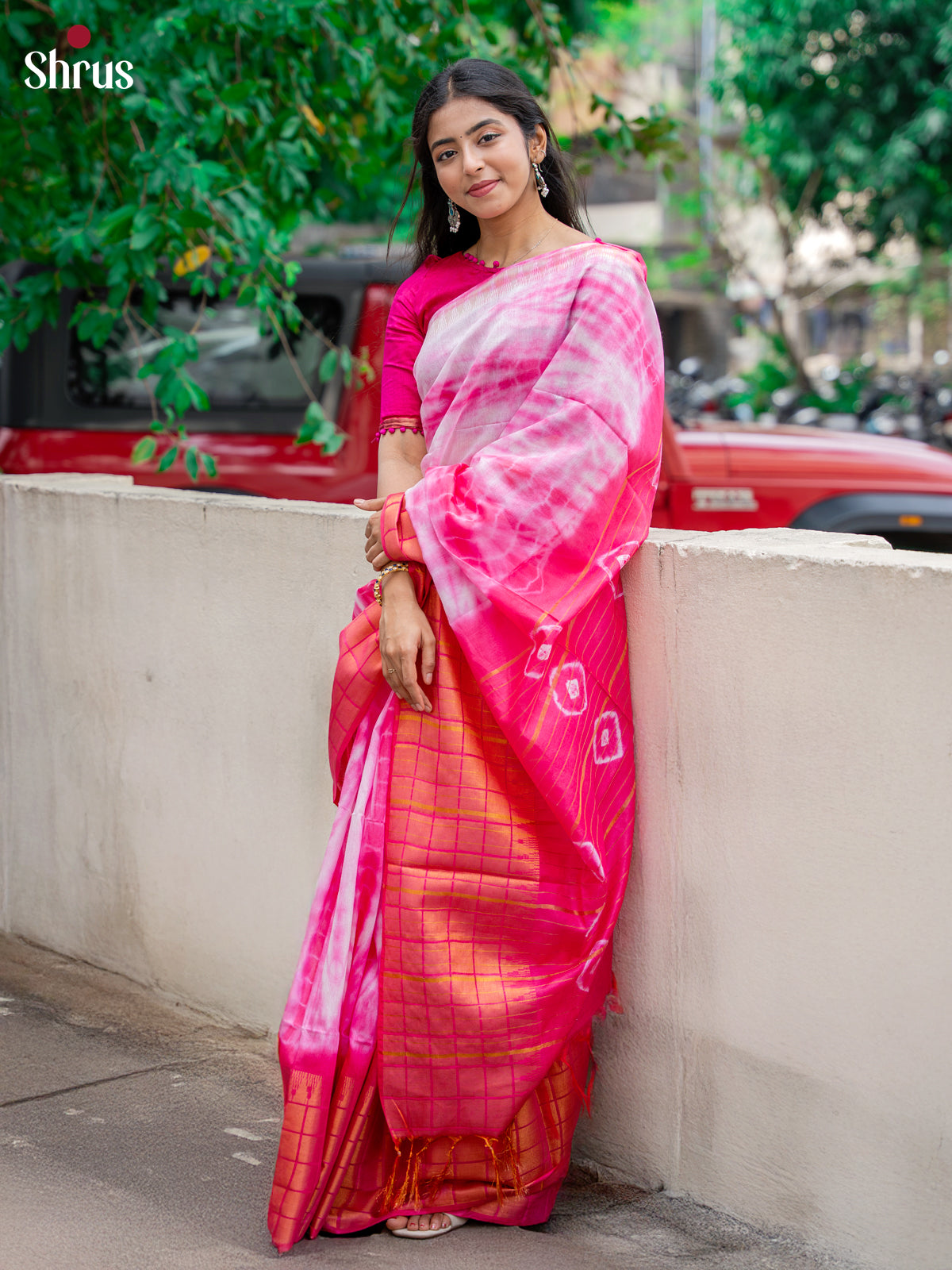 Cream And Pink- Shibori Saree