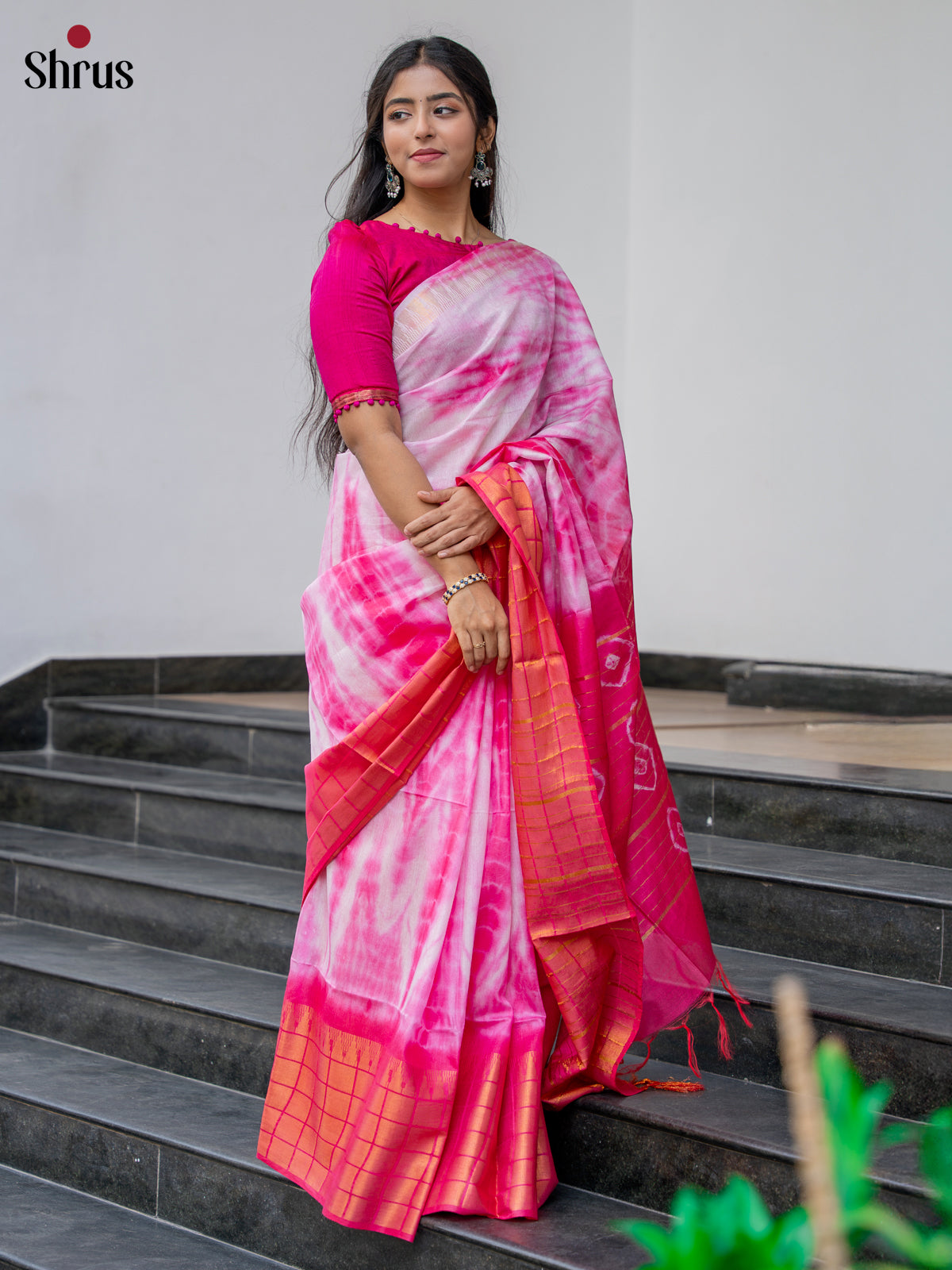 Cream And Pink- Shibori Saree