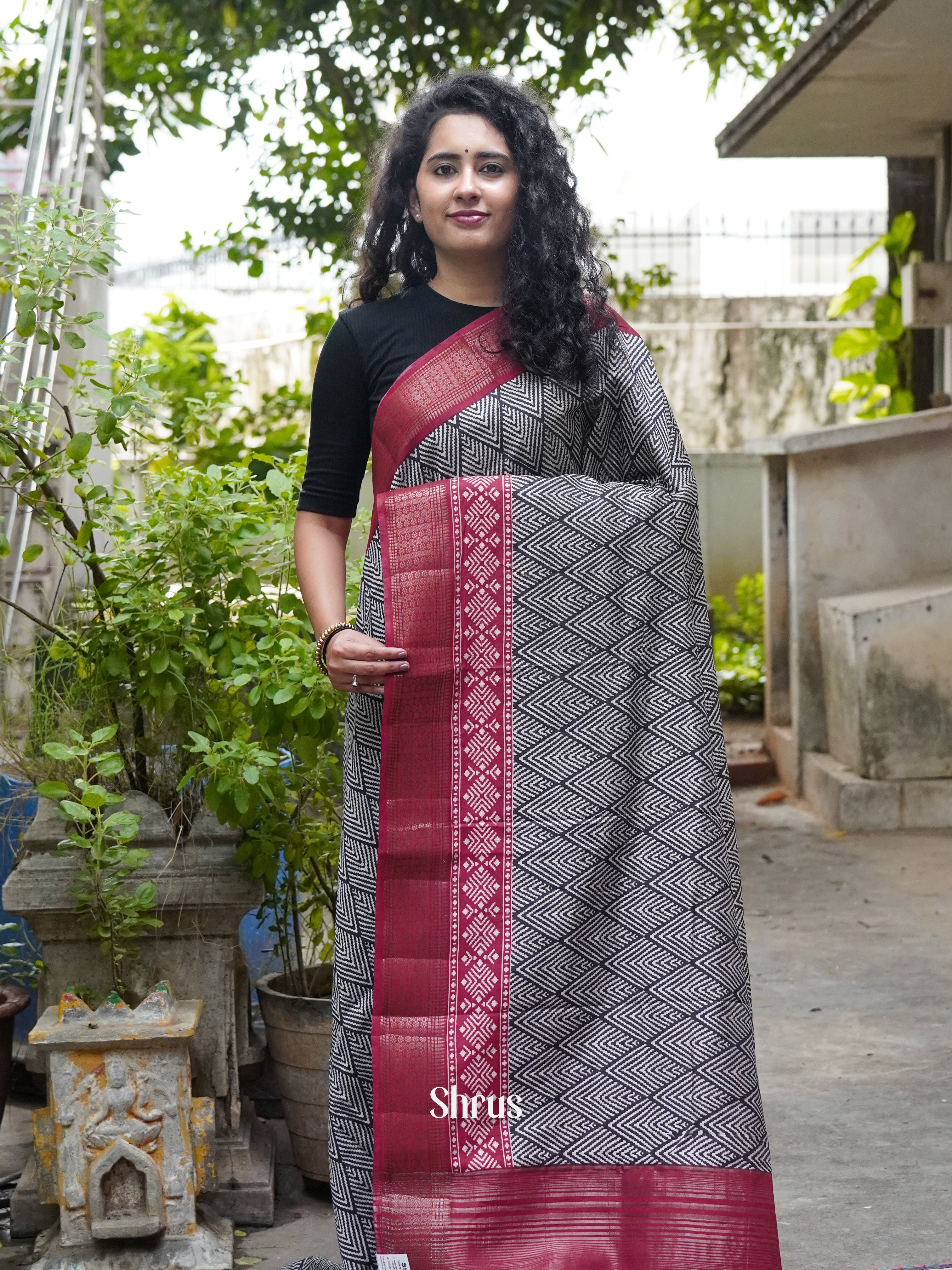 Black & Red - Art Modal Saree - Shop on ShrusEternity.com