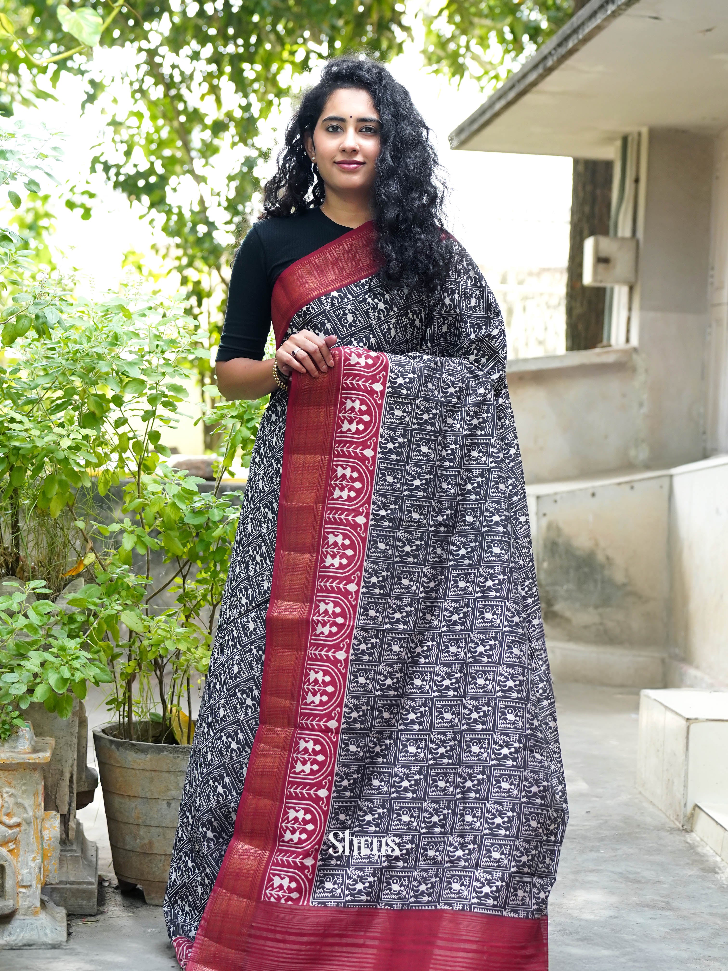 Black & Red - Art modal Saree - Shop on ShrusEternity.com