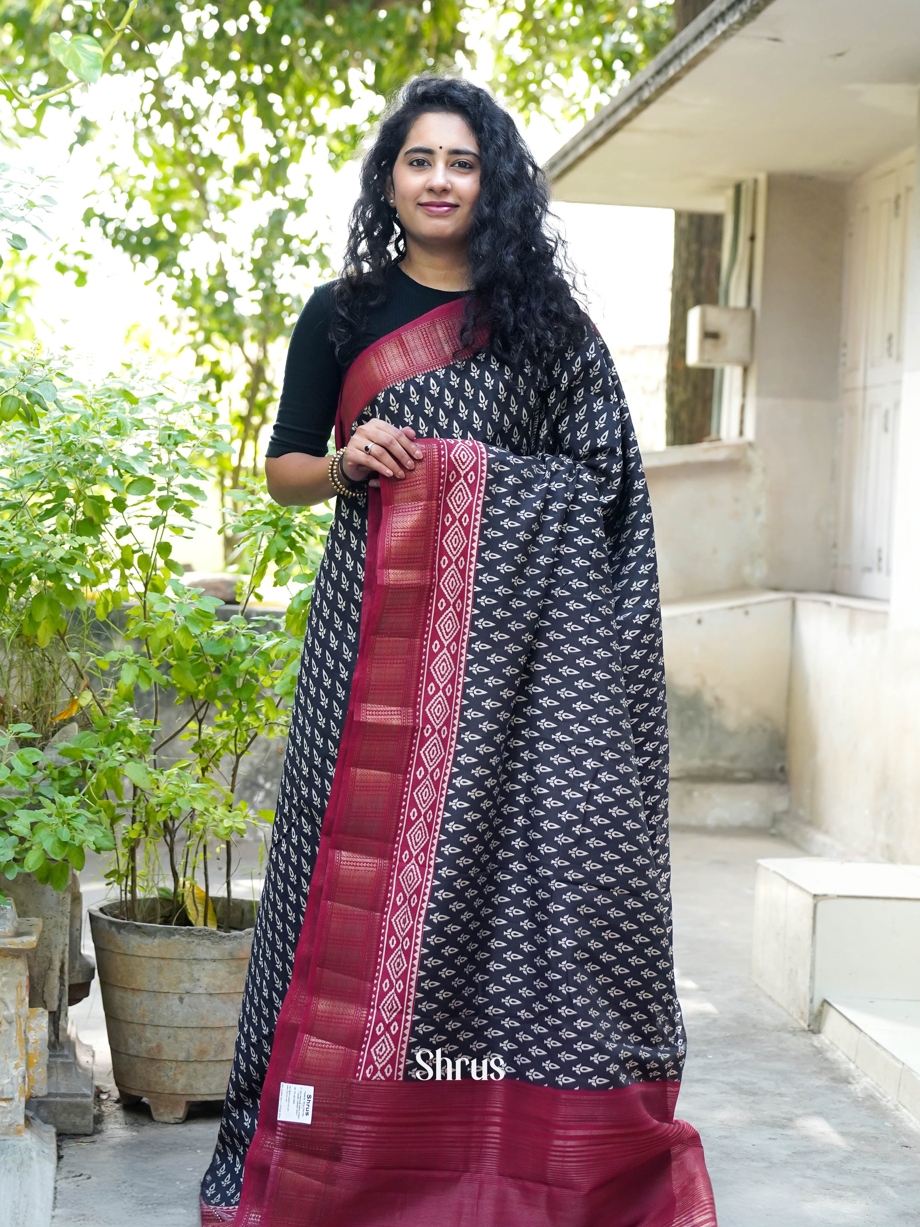 Black & Red - Art modal Saree - Shop on ShrusEternity.com