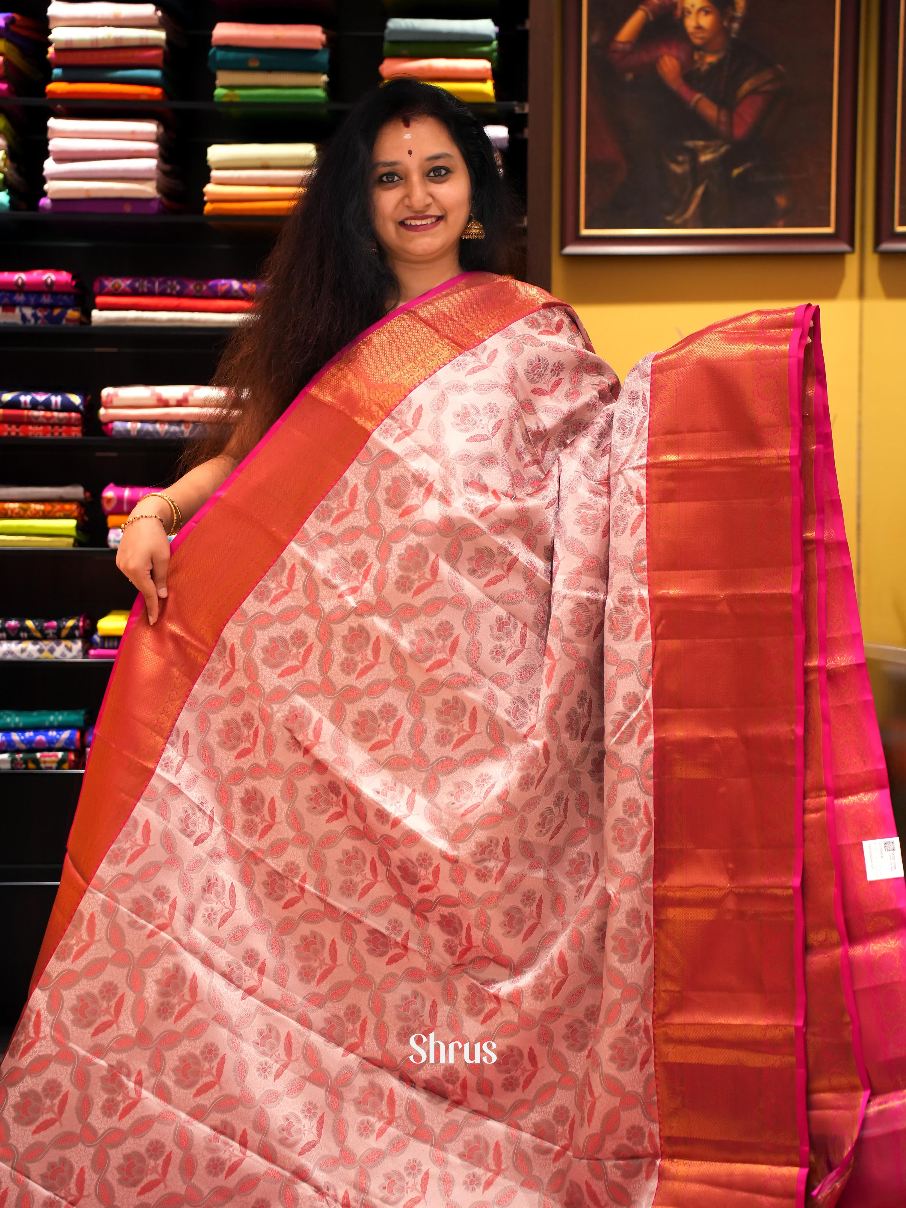 Onion Pink and Pink Kanchipuram silk Saree With Floral Nestling Motifs Woven Across The Body-2
