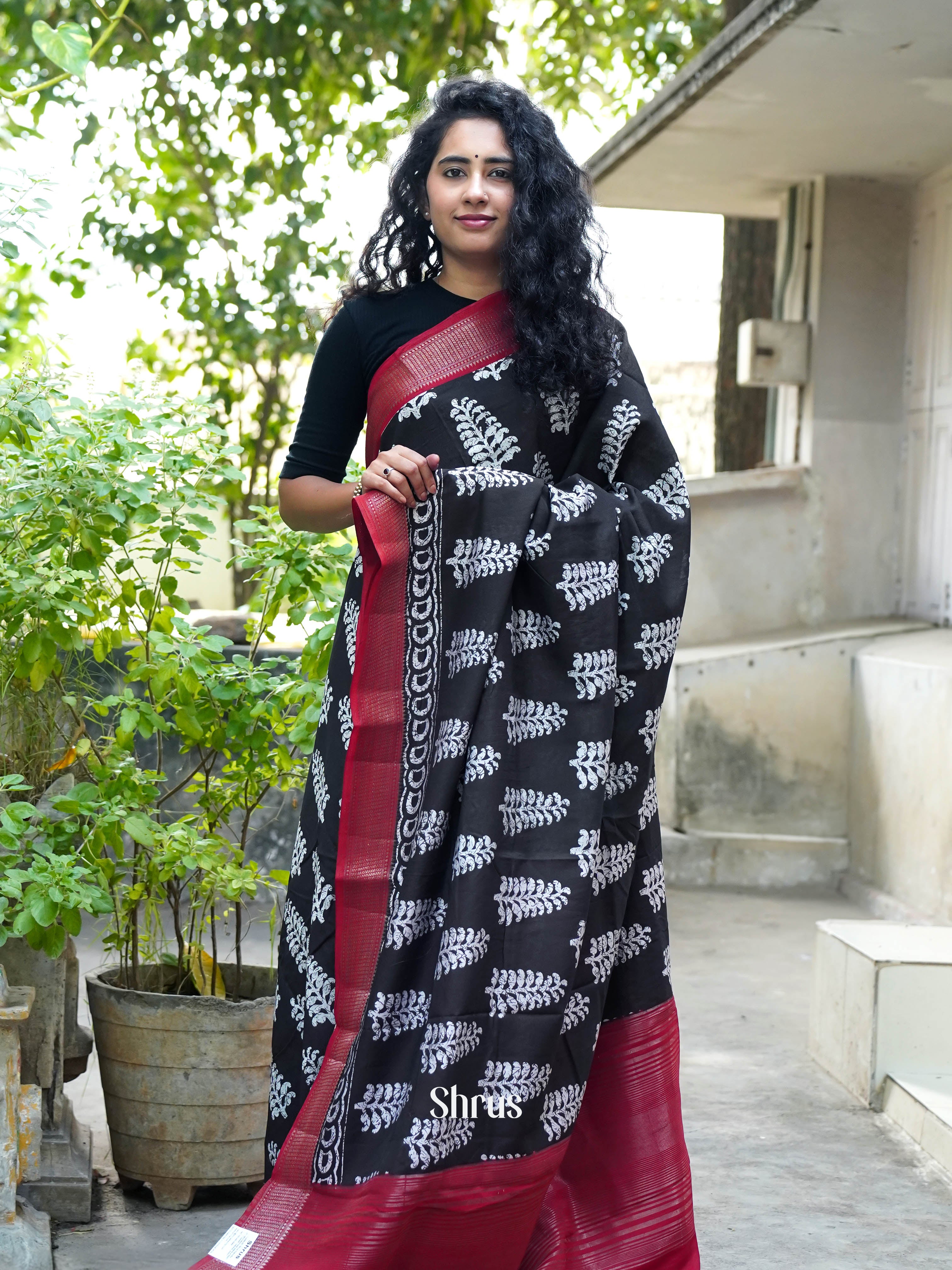 Black & Red - Art modal Saree - Shop on ShrusEternity.com