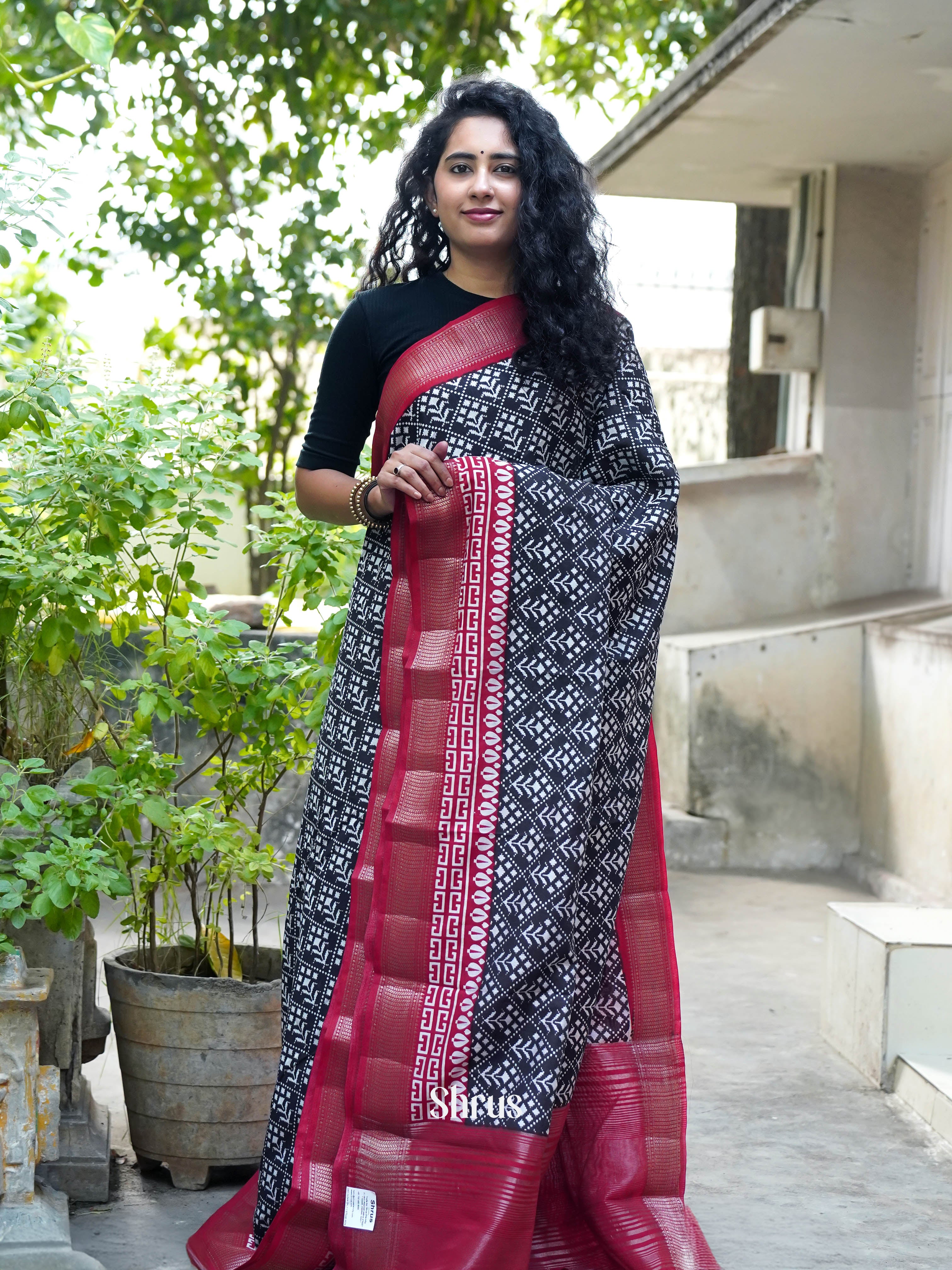 Black & Red - Art modal Saree - Shop on ShrusEternity.com