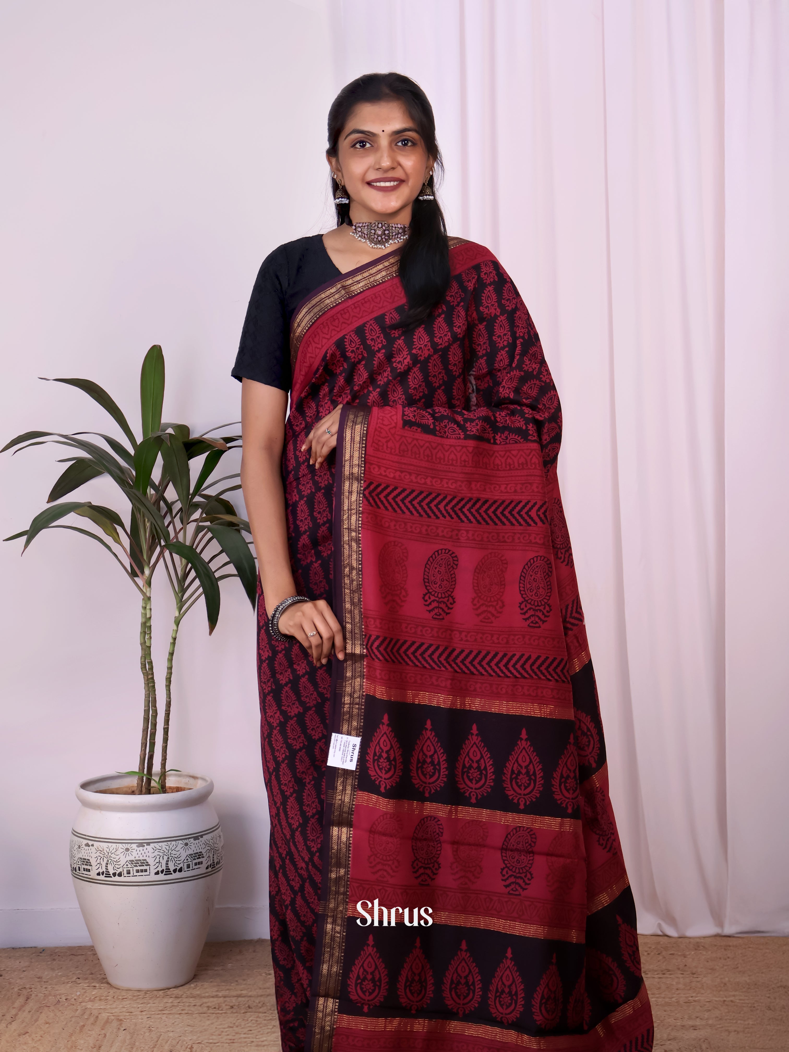 Black & Red - Maheshwari silkcotton Saree - Shop on Shrus.com