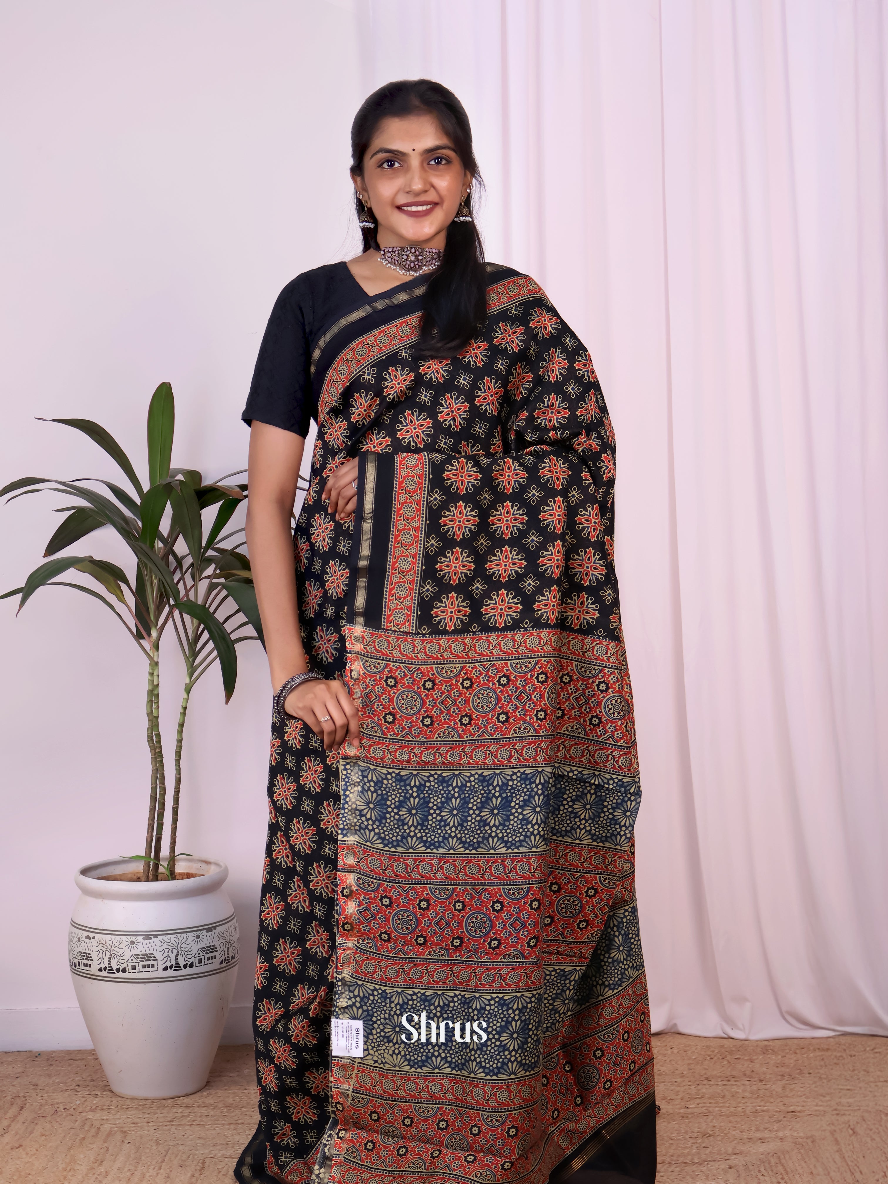 Black- Maheshwari silkcotton Saree - Shop on Shrus.com