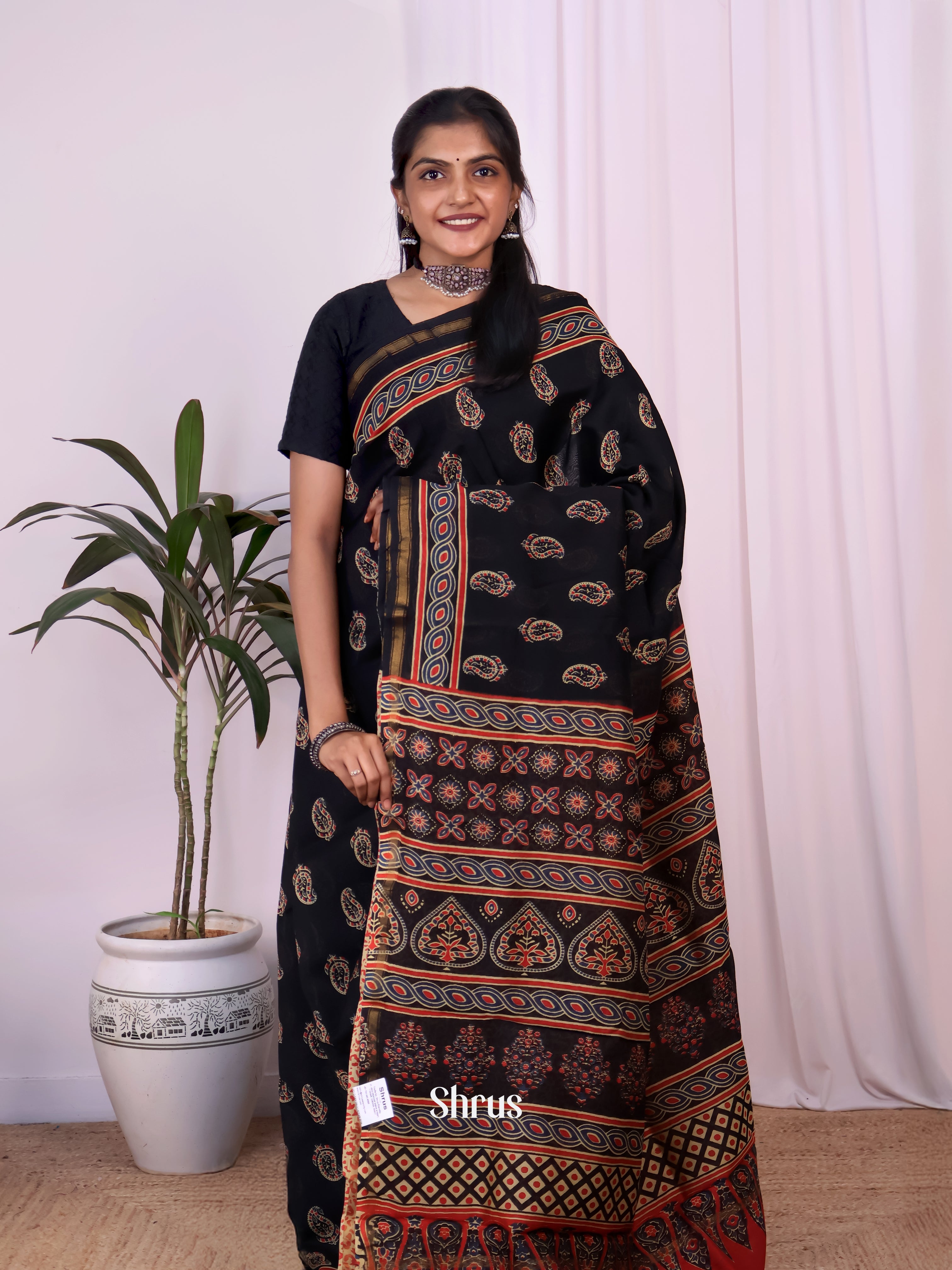 Black & Red - Maheshwari silkcotton Saree - Shop on Shrus.com