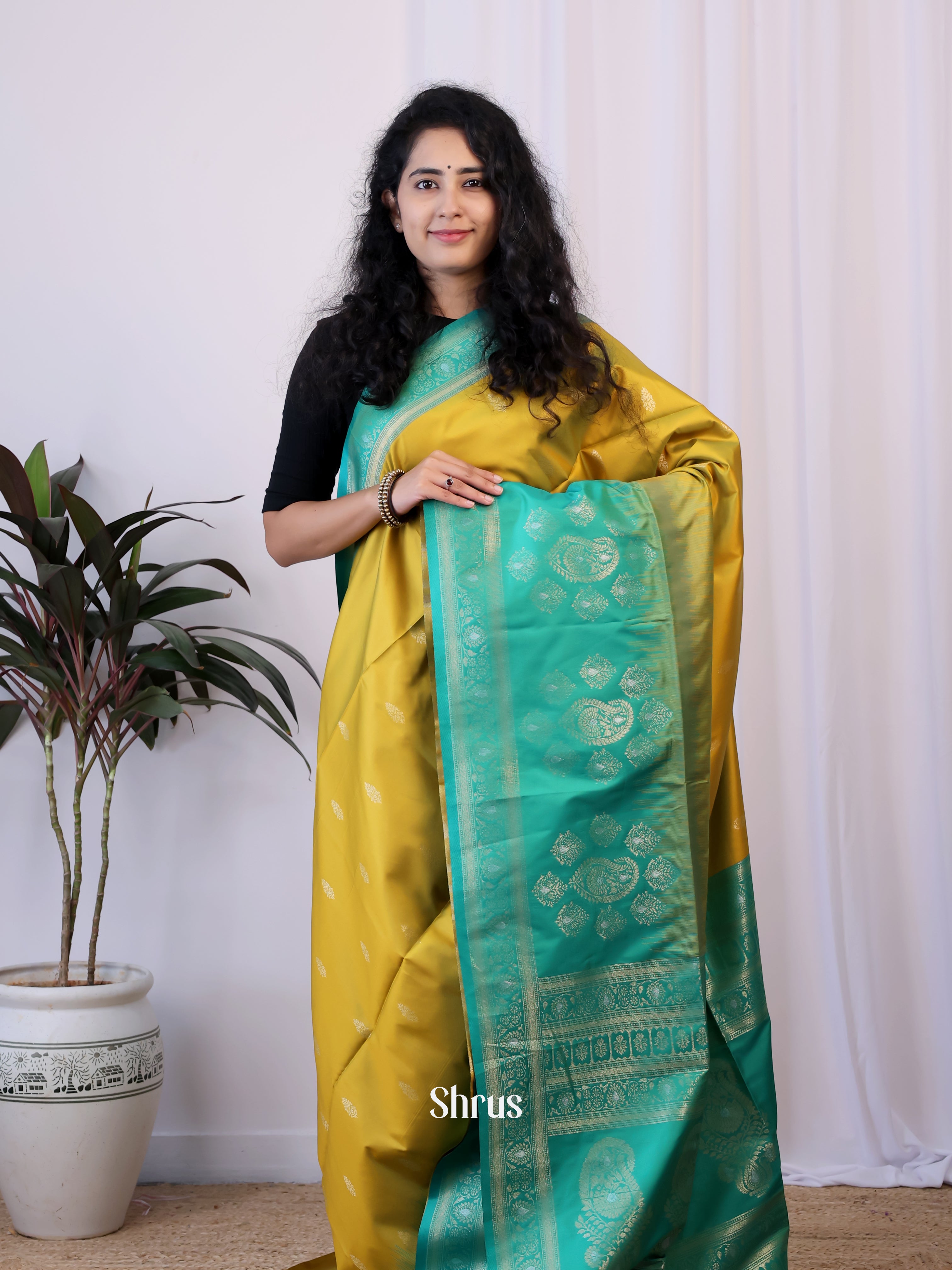Mathulir Green & Green- Semi Softsilk Saree - Shop on Shrus.com