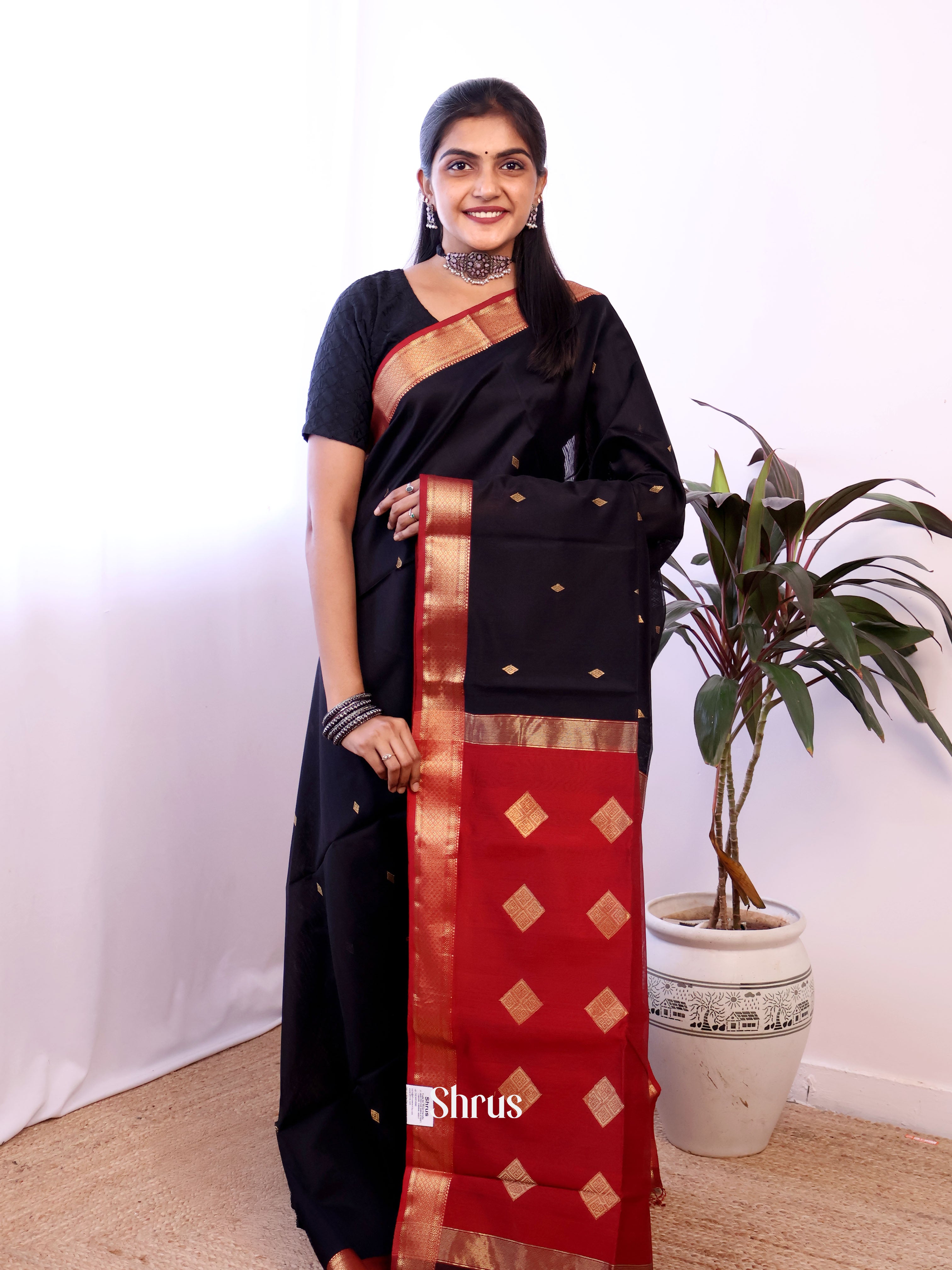 Black & Red - Maheshwari silkcotton Saree - Shop on Shrus.com
