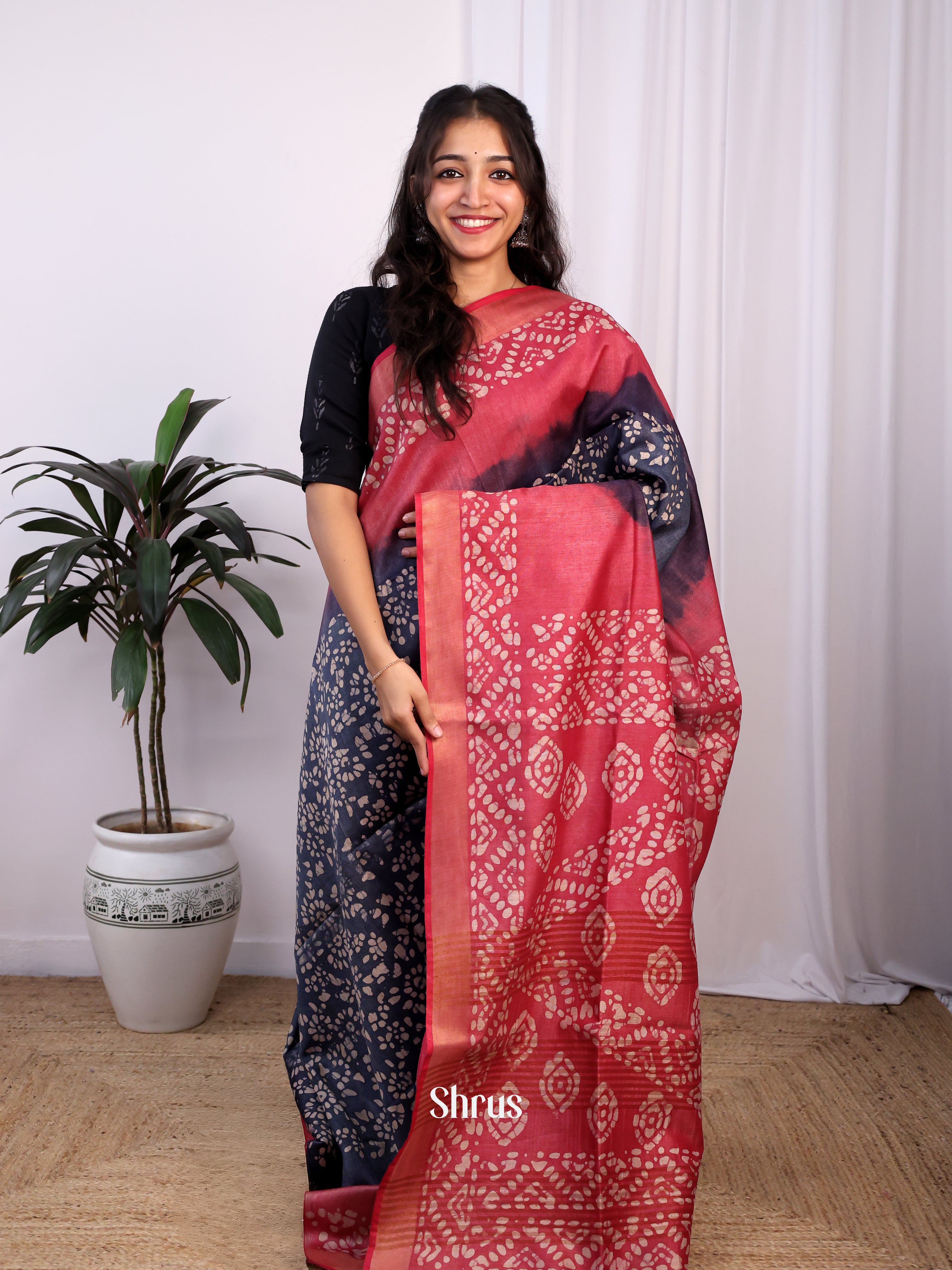 Black & red -Bhatik Saree - Shop on Shrus.com