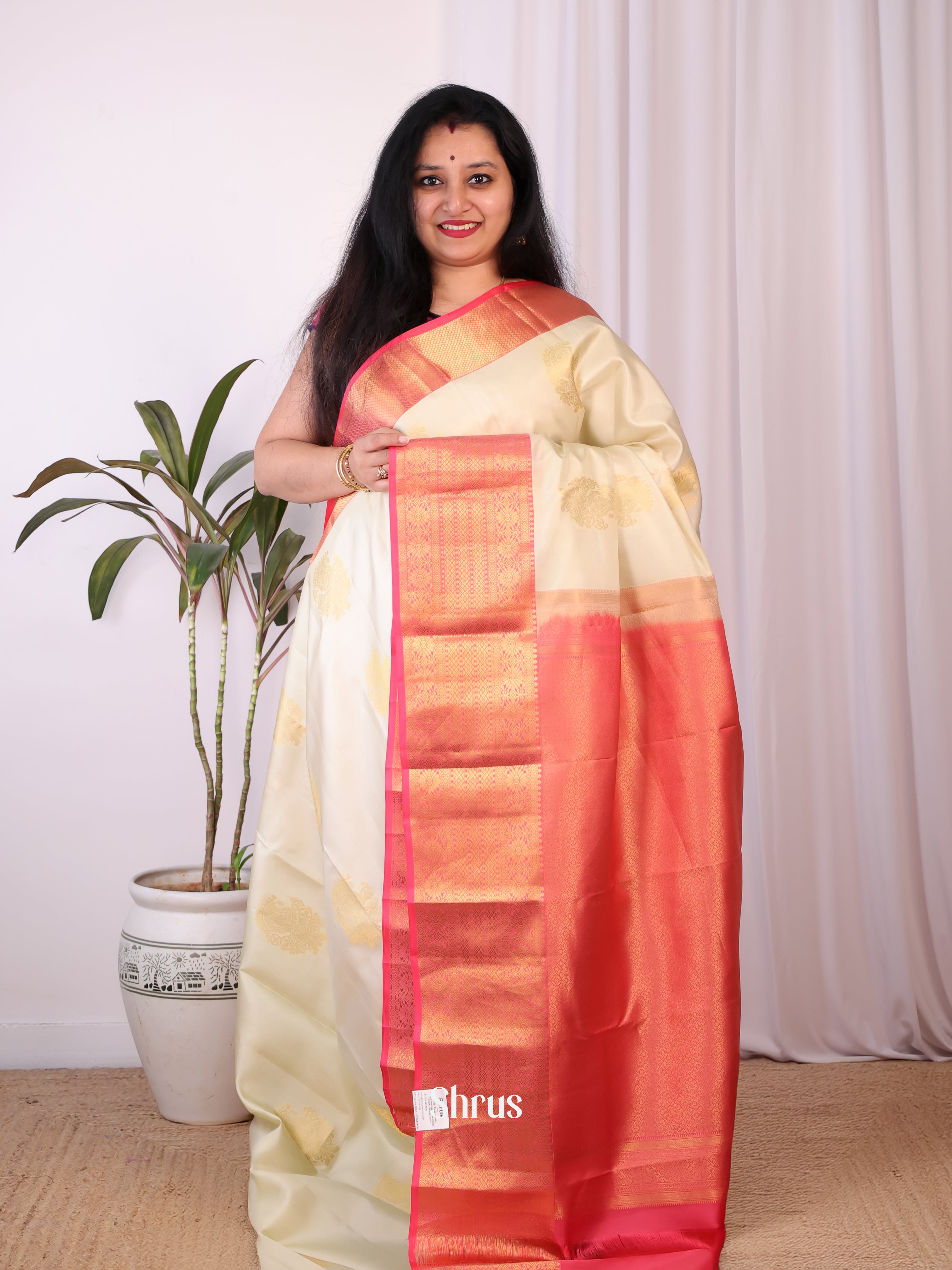 Subtle Cream and Pink Bridal Kanchipuram silk Saree Featuring Zari Woven Floral Motifs - Shop on Shrus.com