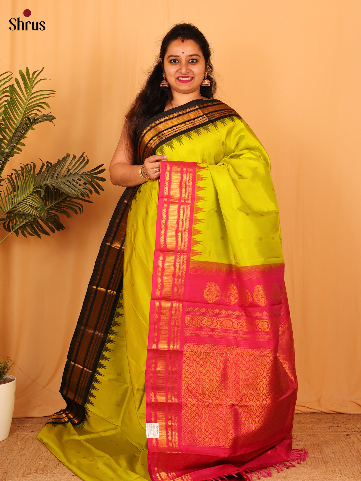 Elegant Green and Pink Gadwal Silk Saree with Ganga Jamuna Border