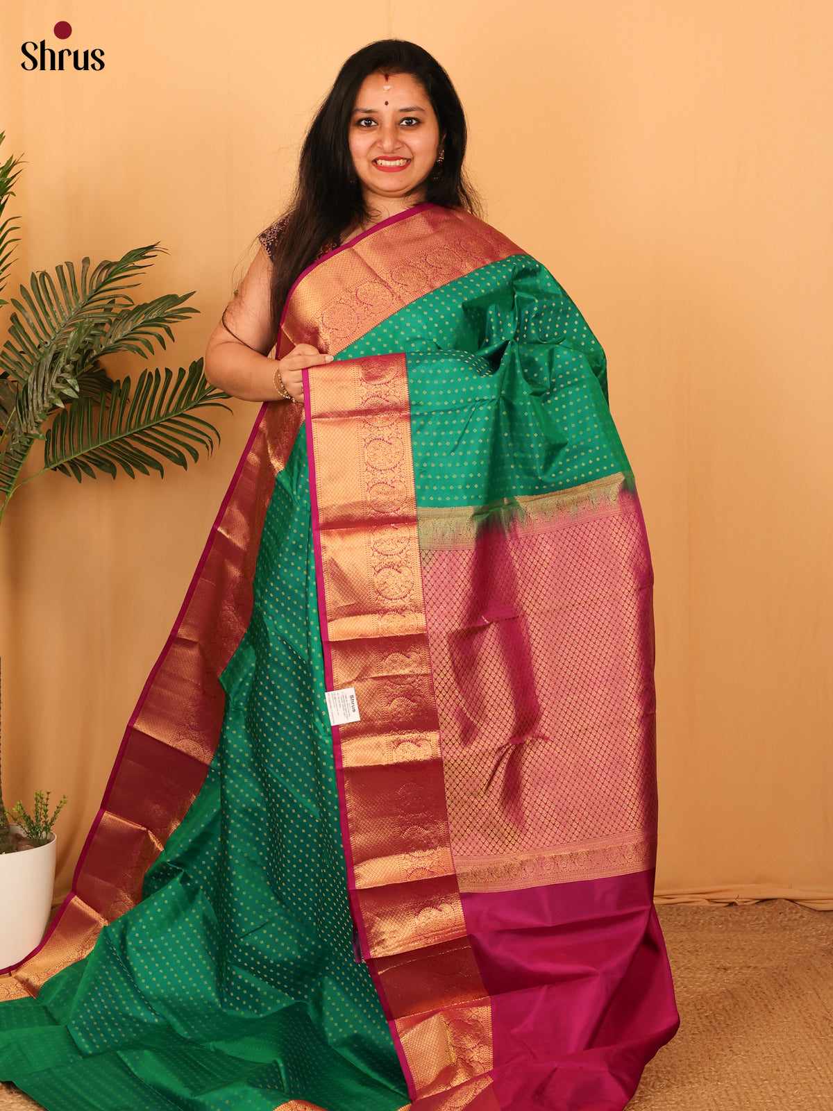 Green and Majenta Pure Kanchipuram silk Saree With Zari Woven Buttas - Shop on Shrus.com