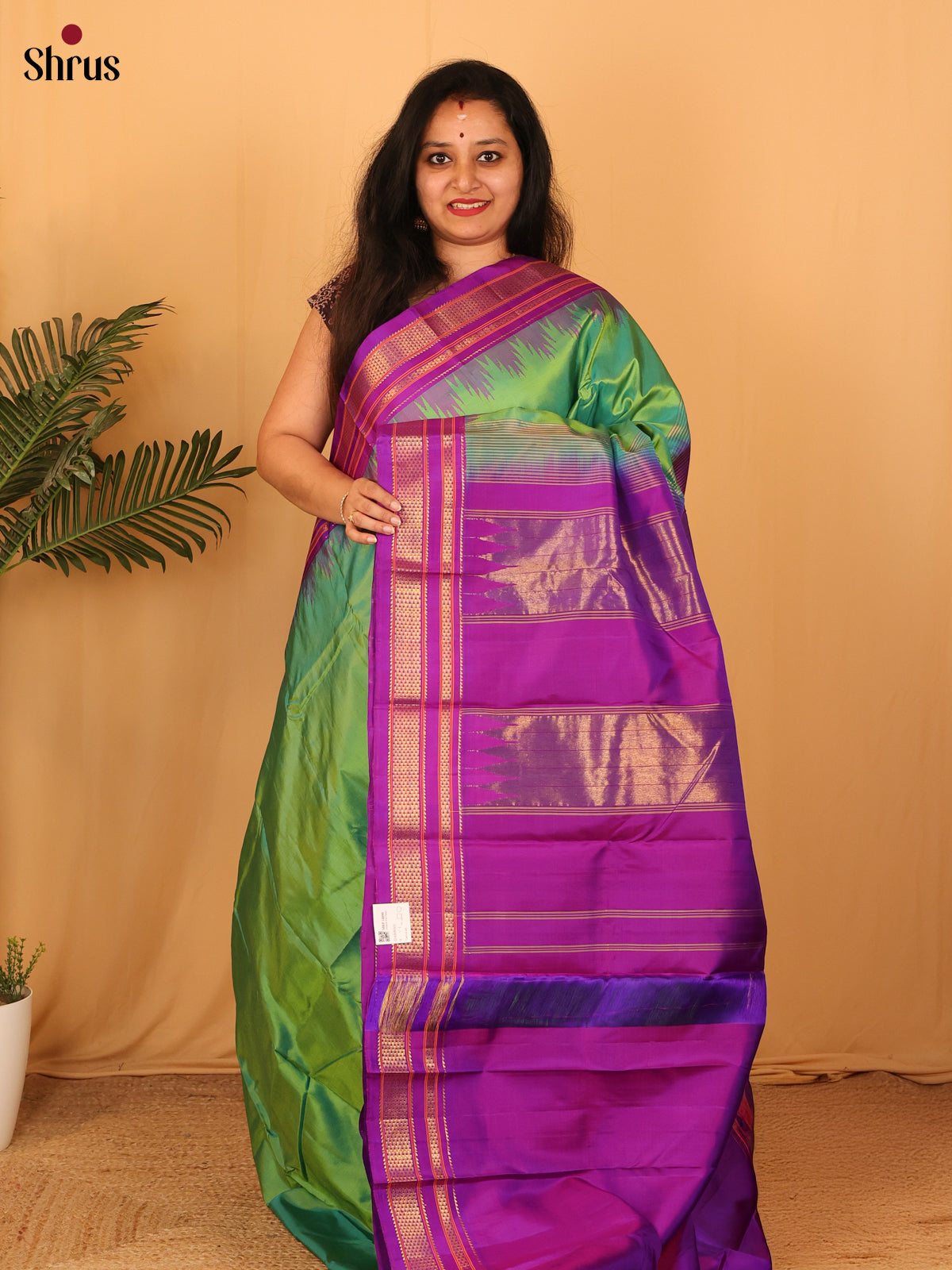 Serene Green and Magenta Gadwal Silk Saree With Intricate Zari Design