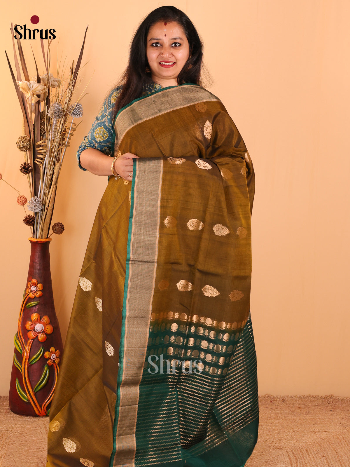 Coffee Brown Silk Cotton Saree With Paisley Motifs & With Green Zari Woven Pallu - Shop on Shrus.com