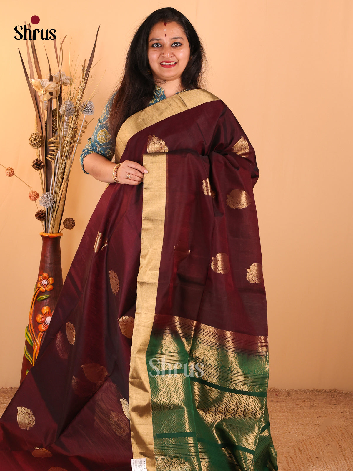 Wine Silk Cotton Saree With Zari Woven Paisley Motifs Paired With Green Border & Pallu - Shop on Shrus.com