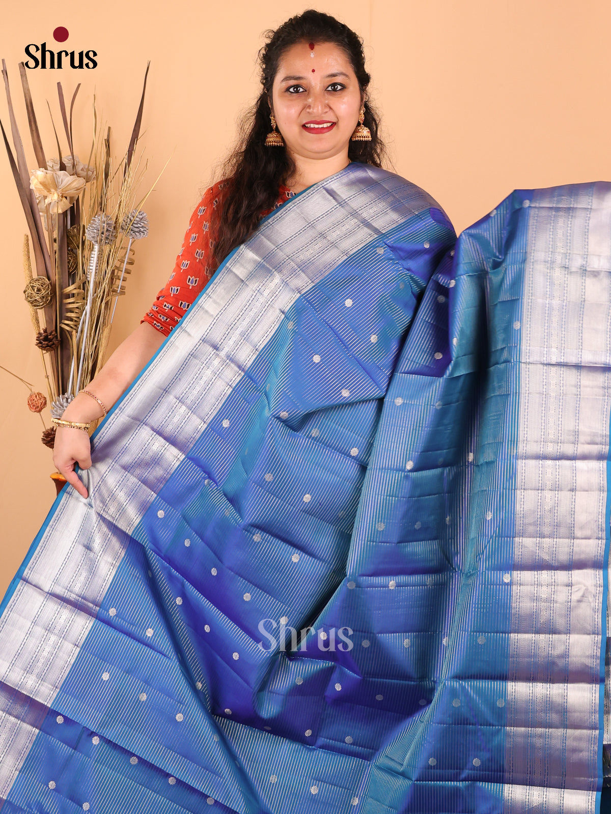 Silver Zari Monochrome Blue Kanchipuram silk Saree with zari buttas , vaira oosi checks - Shop on Shrus.com