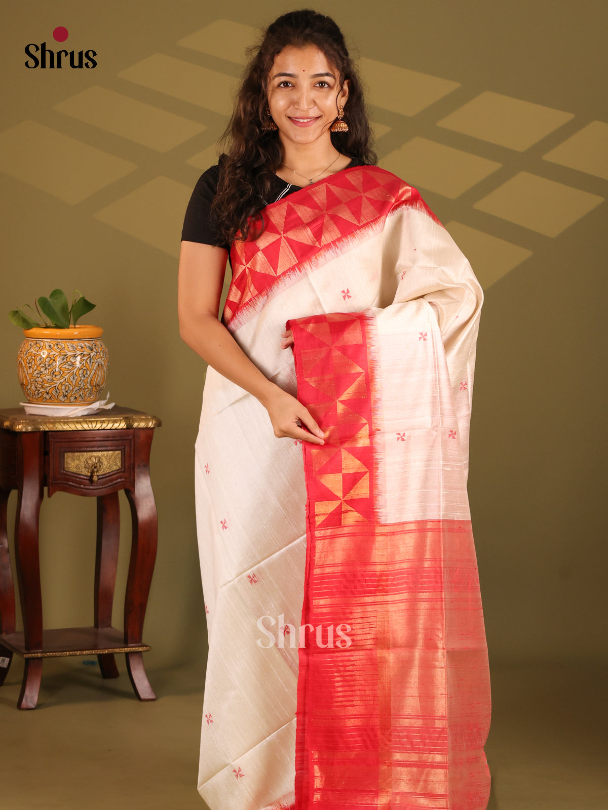 Ethreal Cream Raw Silk Saree with thread woven floral buttas contrast Red zari pallu - Shop on Shrus.com