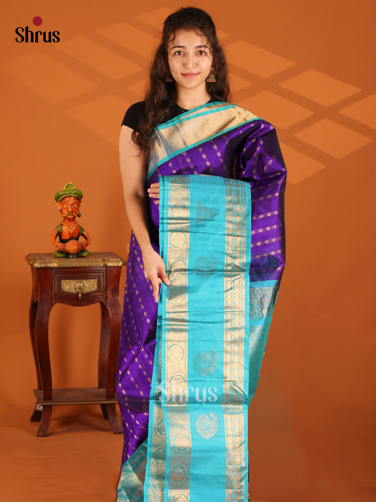 Pretty Violet Silk Cotton Saree gleams with zari buttas & contrast blue rettaipet border