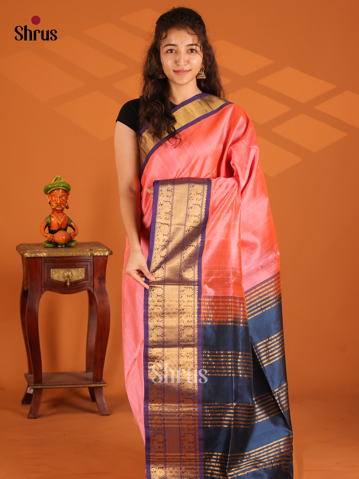 Peach Silk Cotton Saree with Navy Blue Zari Pallu - Shop on Shrus.com