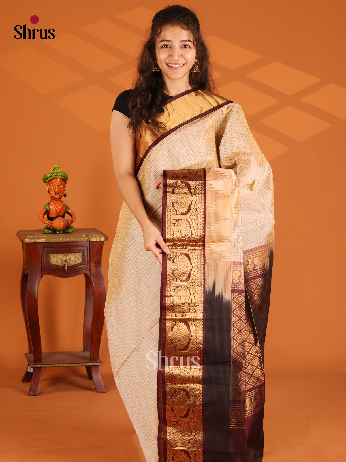 Graceful Cream Silk Cotton Saree with thread woven checks & contrast brocade pallu - Shop on Shrus.com