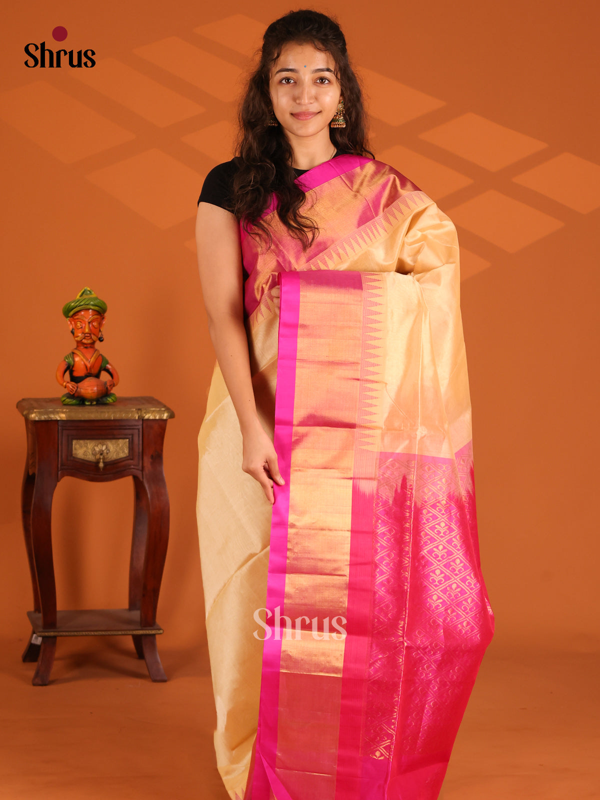 Elegant Beige Silk Cotton Saree with comtrast pink zari woven brocade pallu - Shop on Shrus.com