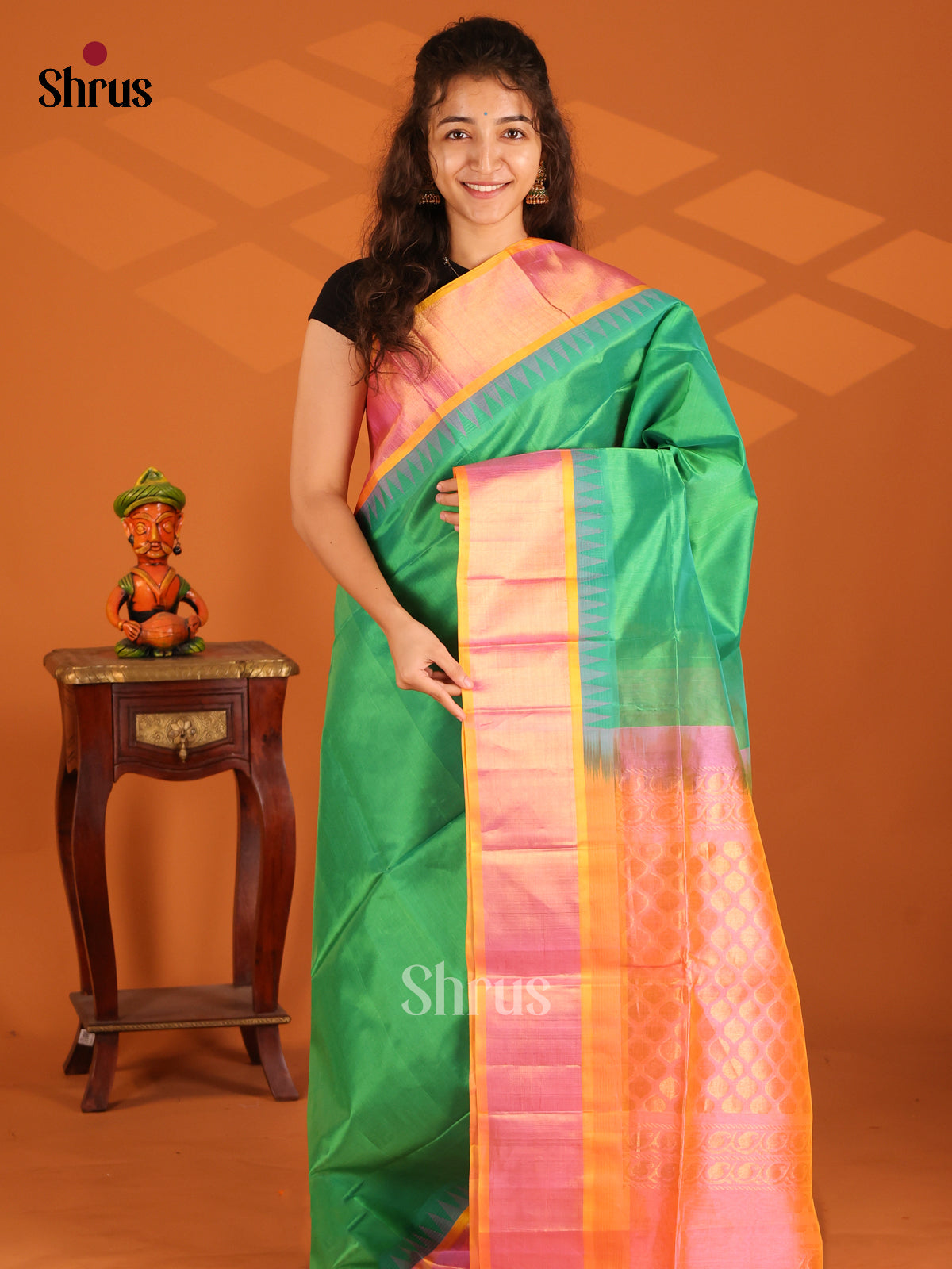 Vivacious Green Silk Cotton Saree with contrast Orangish pink pallu - Shop on Shrus.com