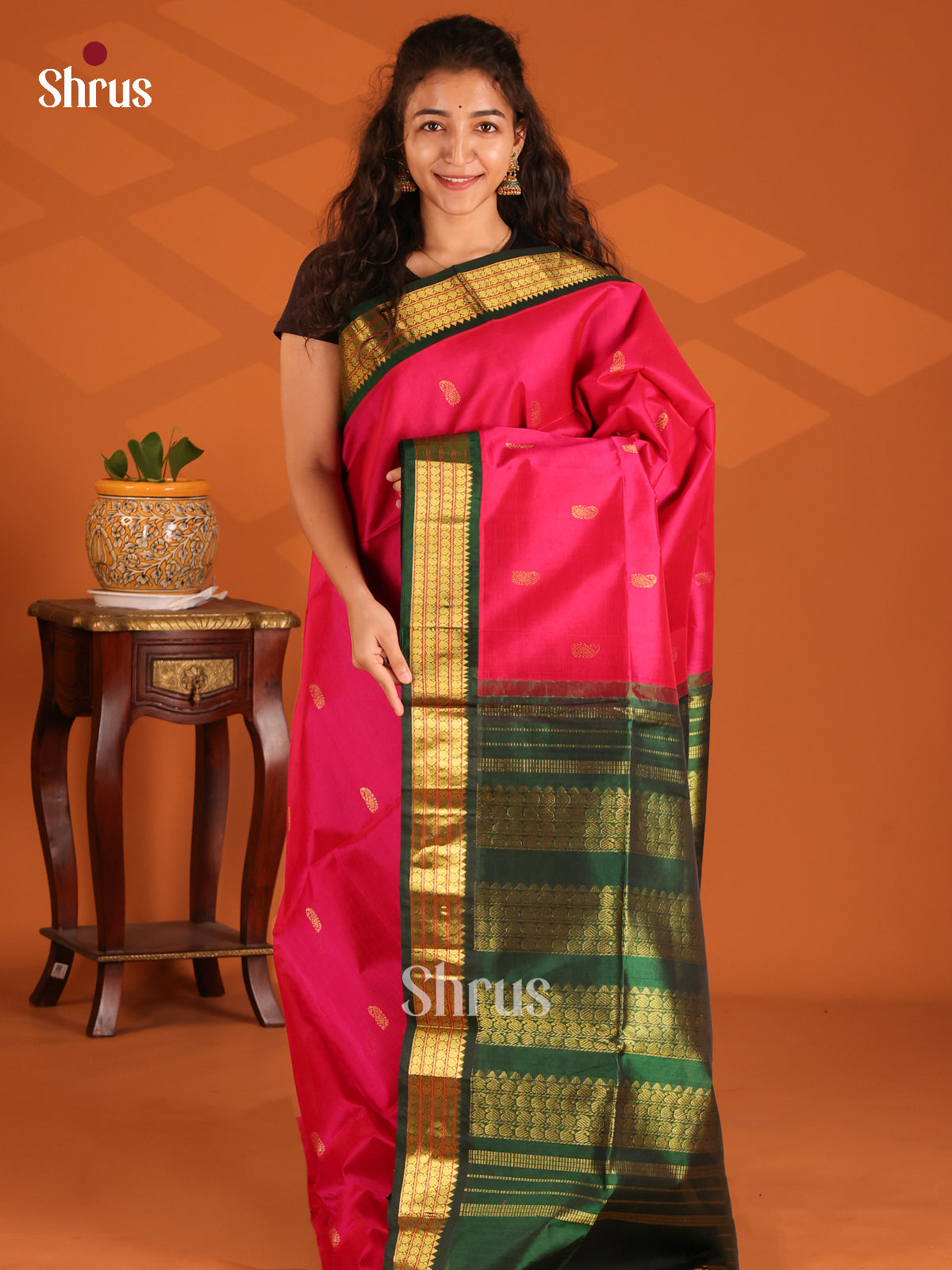 Elegant Pink & Green Silk Cotton Saree With Maanga Buttas & Zari Woven Contrast Pallu - Shop on Shrus.com