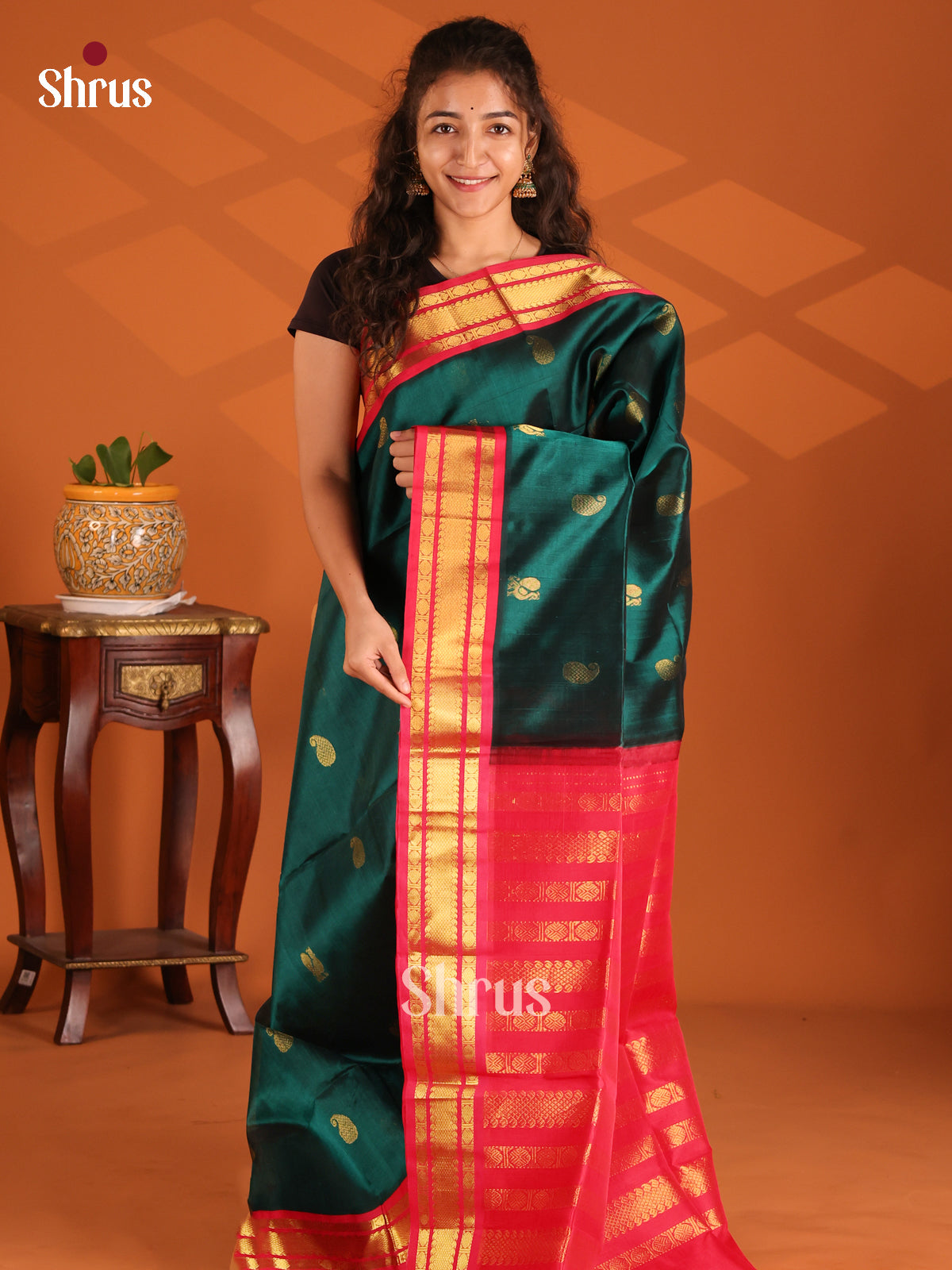 Deep Green & Red Silk Cotton Saree With Mango & Peacock Zari Buttas - Shop on Shrus.com