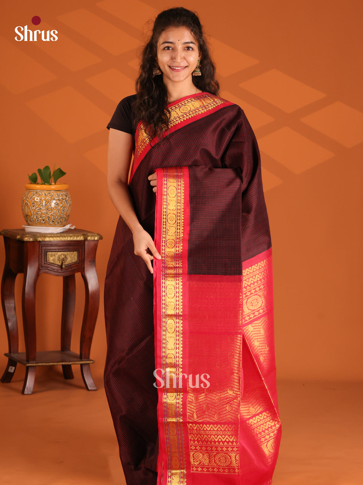 Beautiful Brown Silk Cotton Saree with thread woven checks & Red zari brocade pallu - Shop on Shrus.com