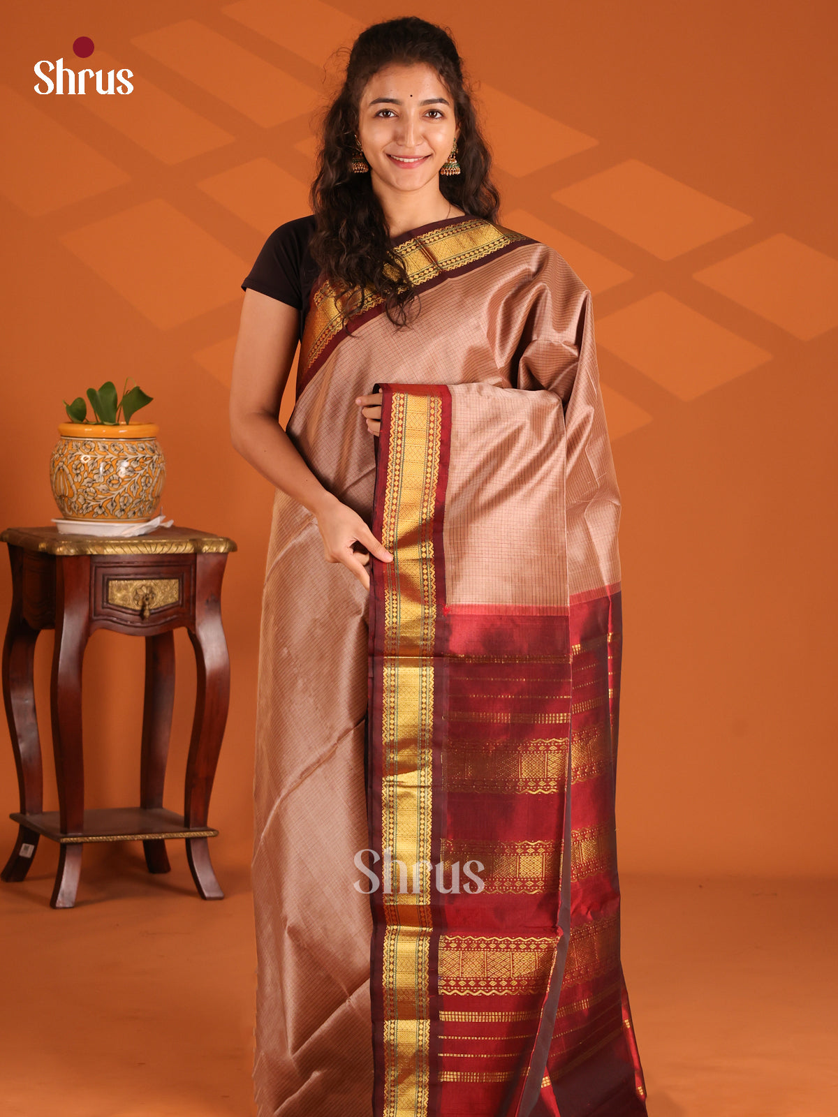 Pretty Dusty Brown checkered Silk Cotton Saree with ganga jamuna zari border - Shop on Shrus.com