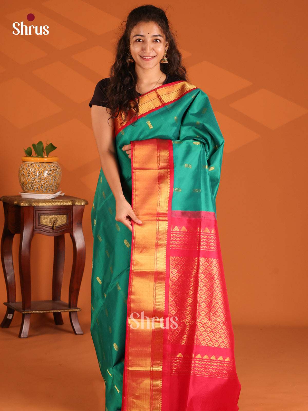Classy Green Silk Cotton Saree with gold zari manga buttas , Red zari border - Shop on Shrus.com