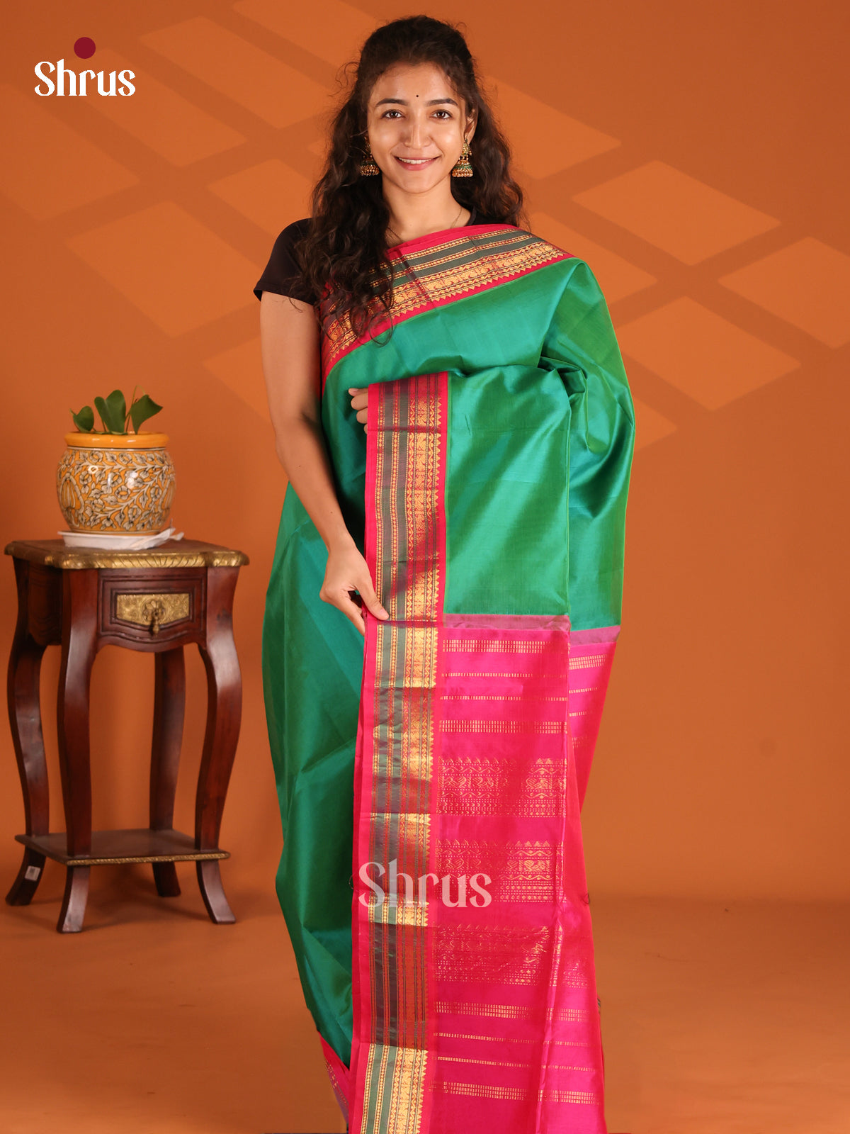 Elegant Green Silk Cotton Saree with simple body , contrast pink zari border - Shop on Shrus.com