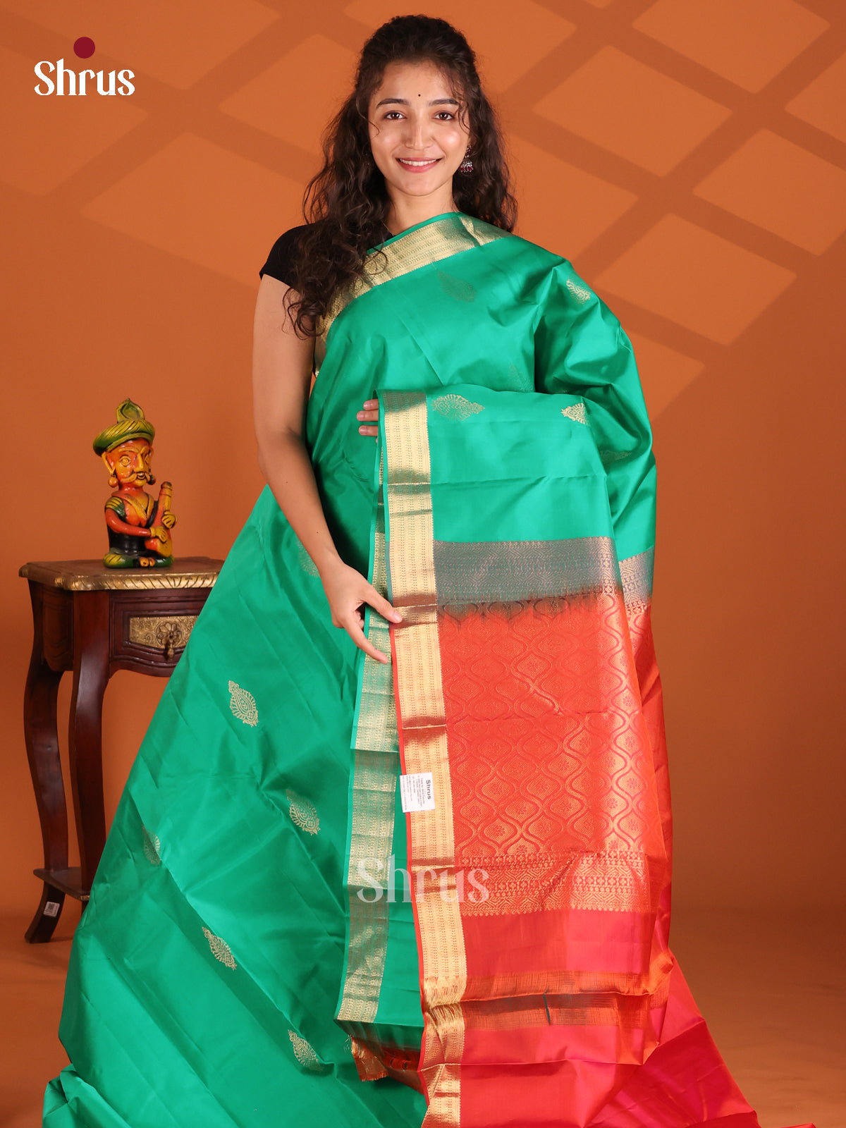 Elegant Green Kanchipuram silk Saree with Floral Motifs & brocade pallu-1