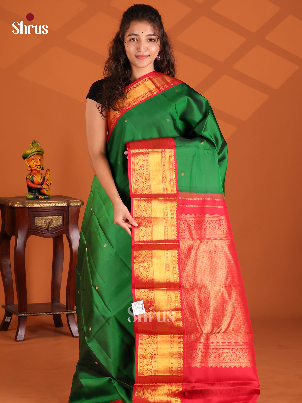Lustrous Green Kanchipuram silk Saree with contrast Red brocade pall-1