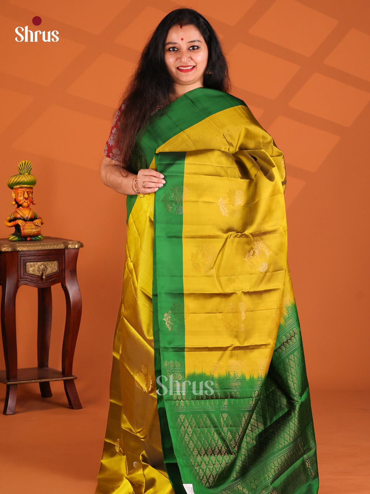 Elegant Mathulir Green Softsilk-halfpure Saree gleams with gold zari floral buttas