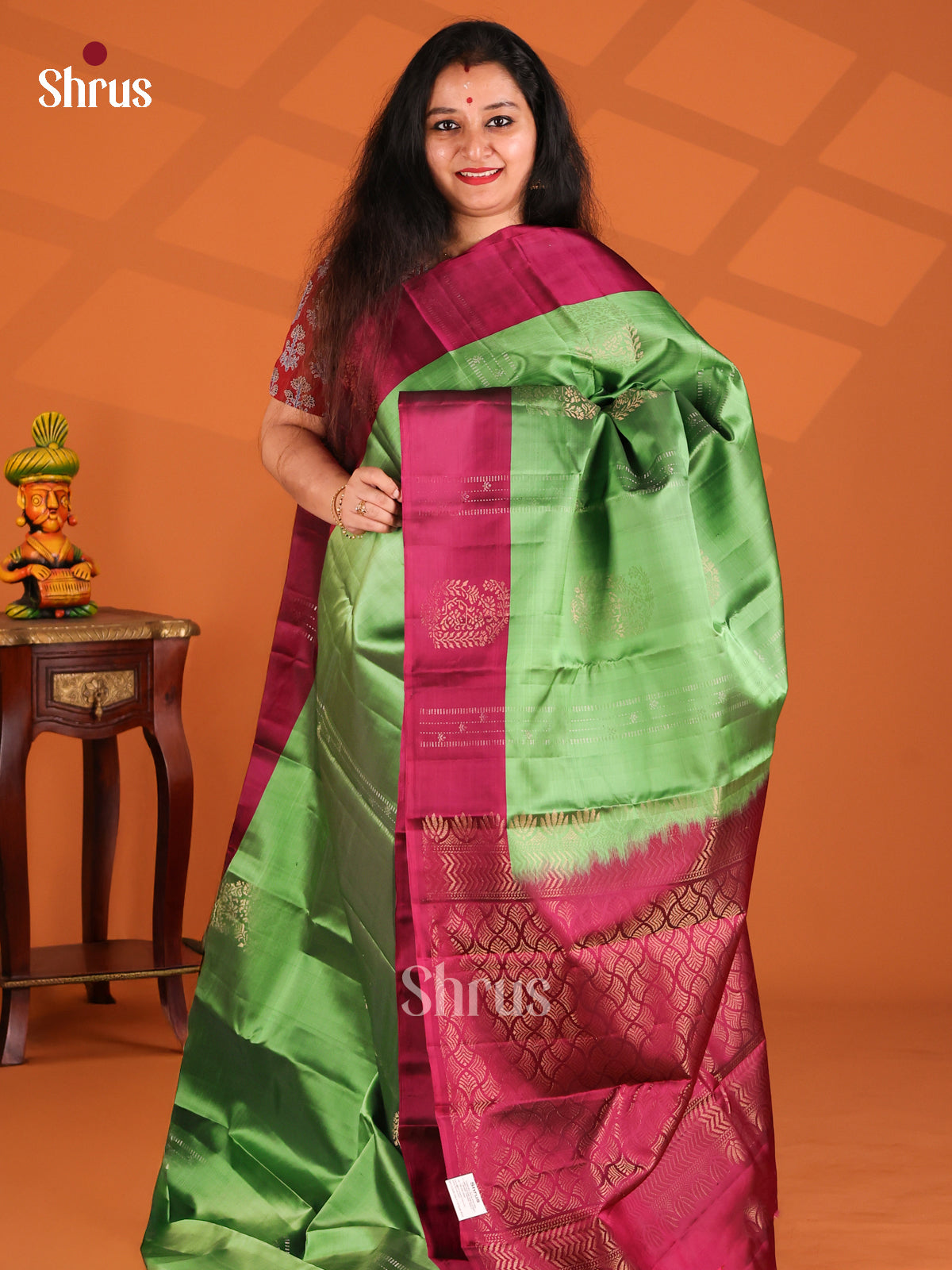 Gorgeous Green Softsilk-halfpure Saree gleams with zari woven floral jaal - Shop on Shrus.com