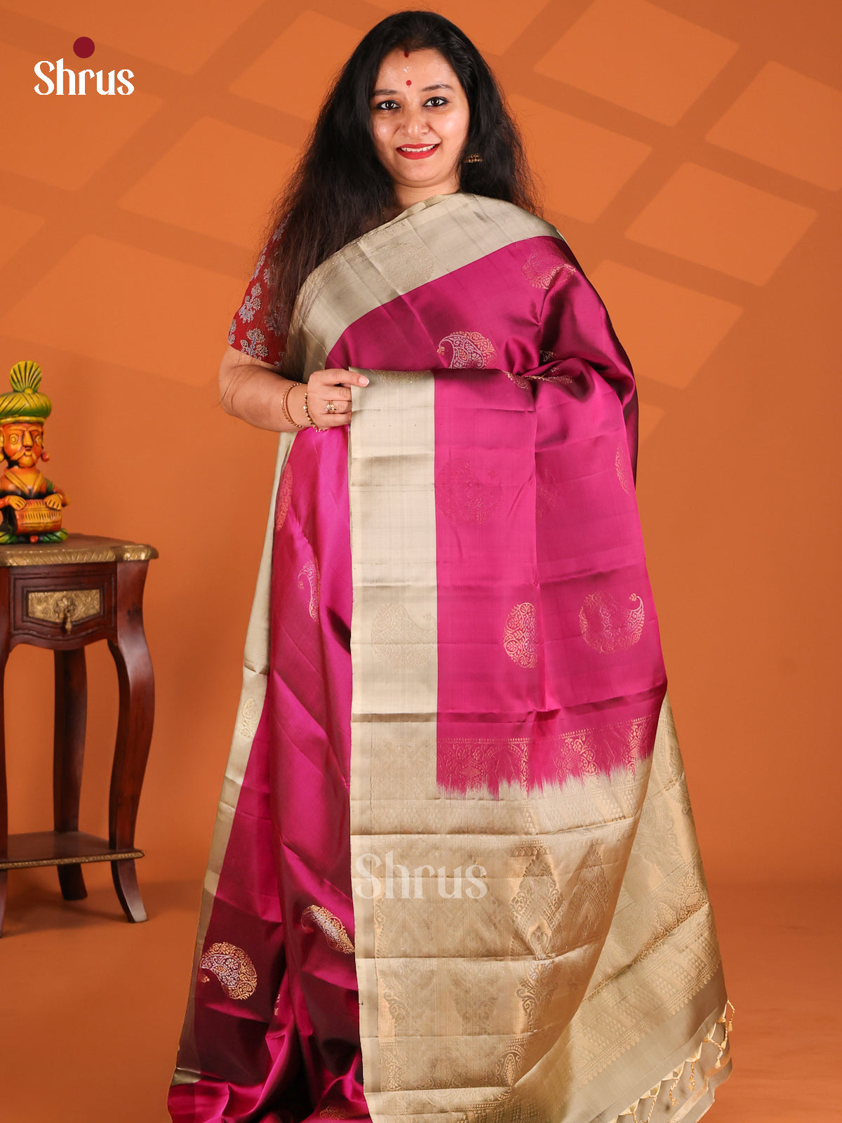 Chic Majenta Softsilk-halfpure Saree with gold , silver zari paisley motifs