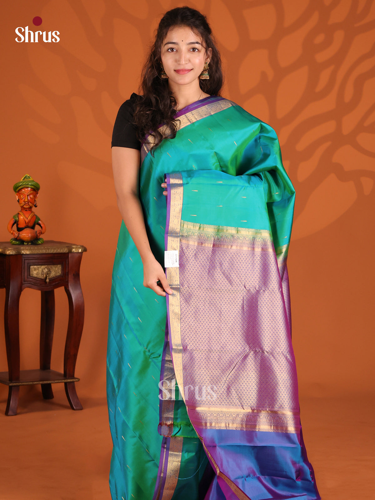 Green & Blue Kanchipuram silk Saree gleams with criss cross checked pallu - Shop on Shrus.com