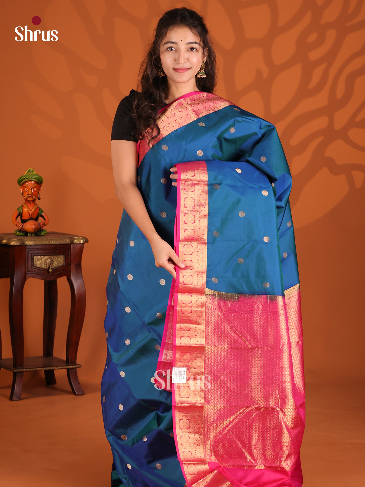 Blue & Pink Kanchipuram silk Saree gleams with zari floral buttas