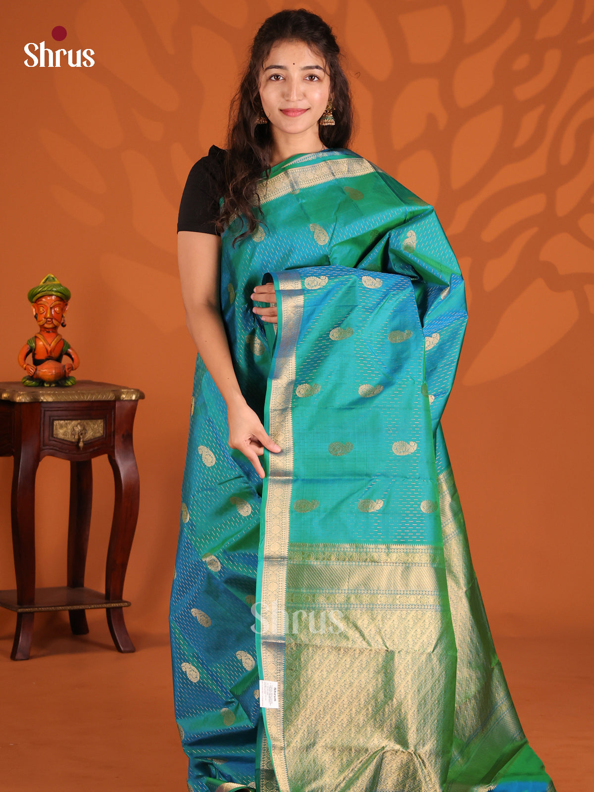 Pretty Green Kanchipuram silk Saree with zari vaira oosi stripes, paisleys buttas-1