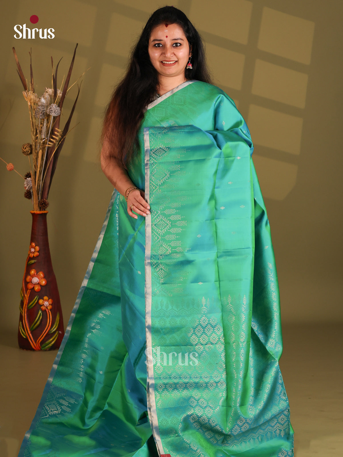 Green single tone Soft Silk (HR) Saree dazzle with small buttas, floral pallu - Shop on Shrus.com