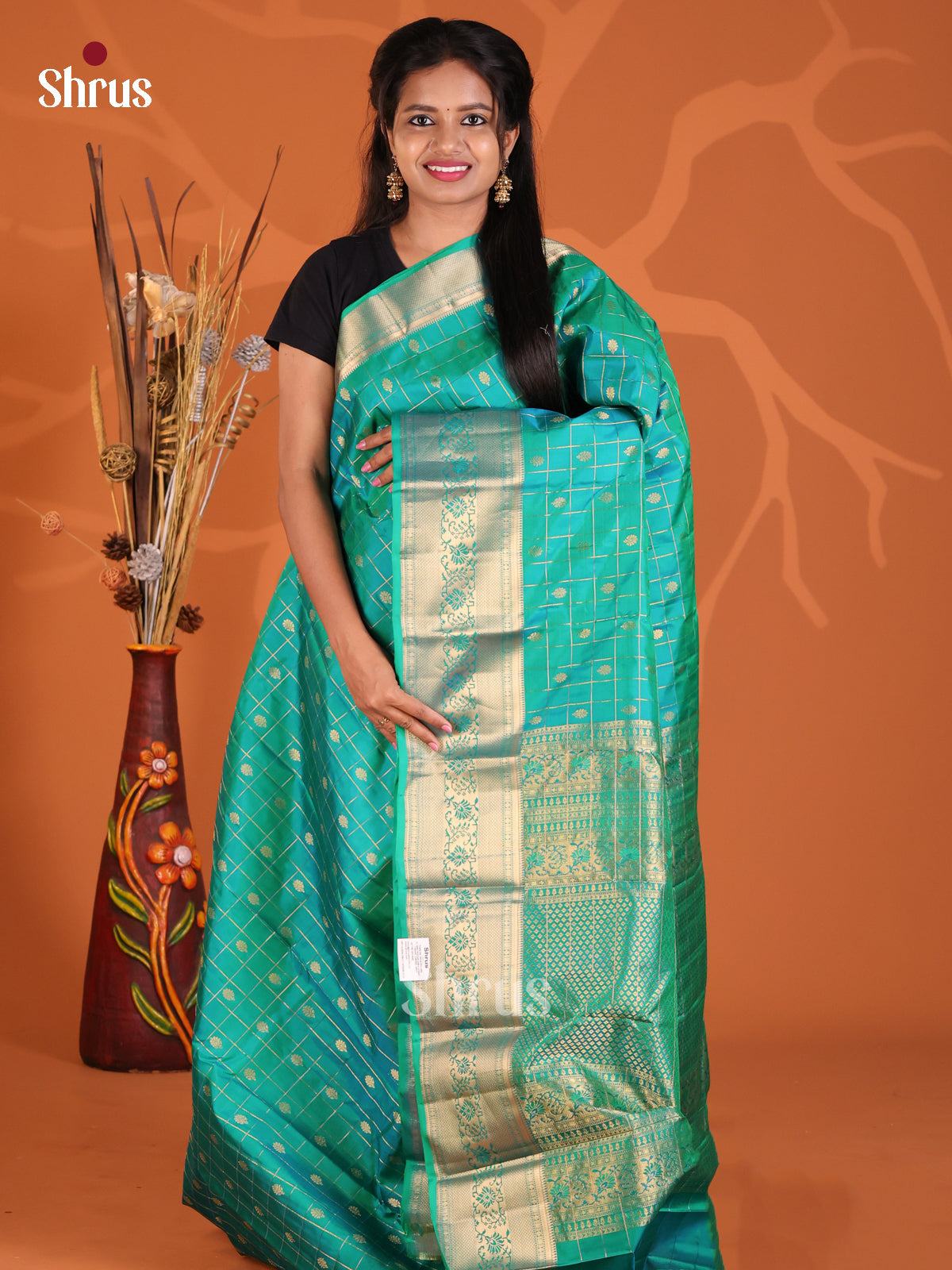 Classy Green single Tone Kanchipuram Silk Saree with zari checks , buttas